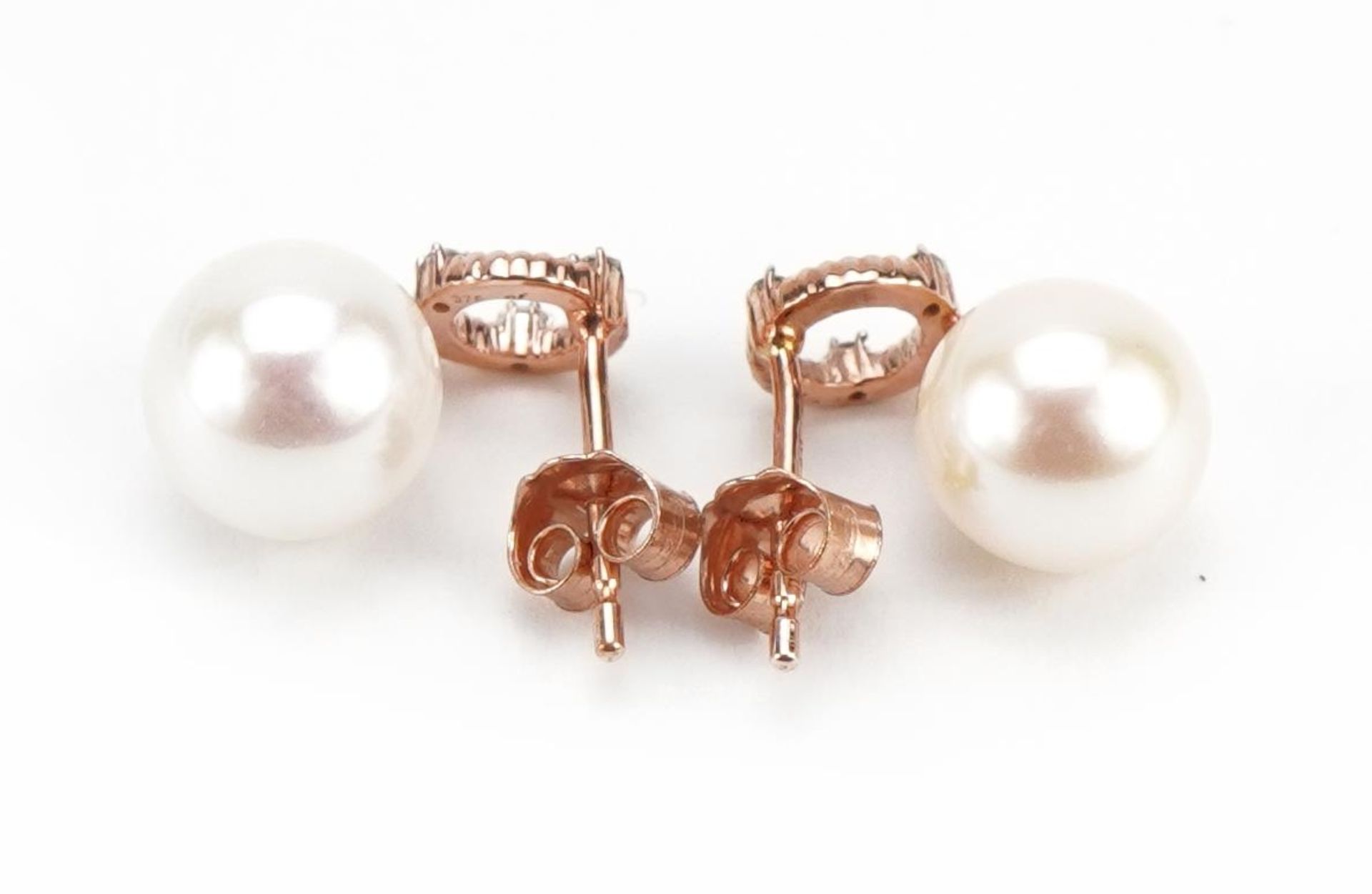 Pair of 9ct rose gold pearl drop earrings, each set with three diamonds, total diamond weight - Bild 2 aus 2
