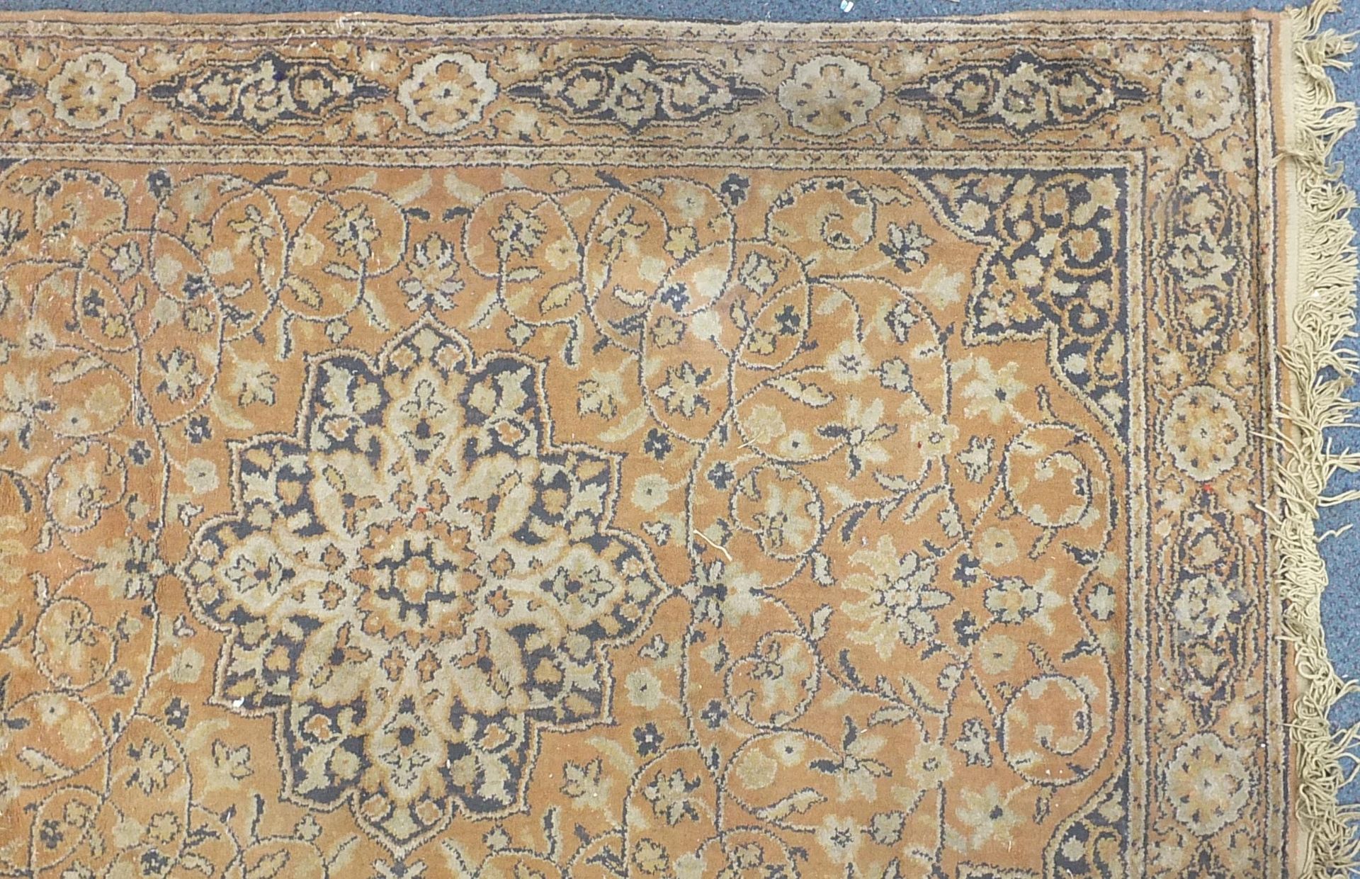 Rectangular Persian brown ground rug having an all over floral design, 165cm x 115cm - Bild 3 aus 6