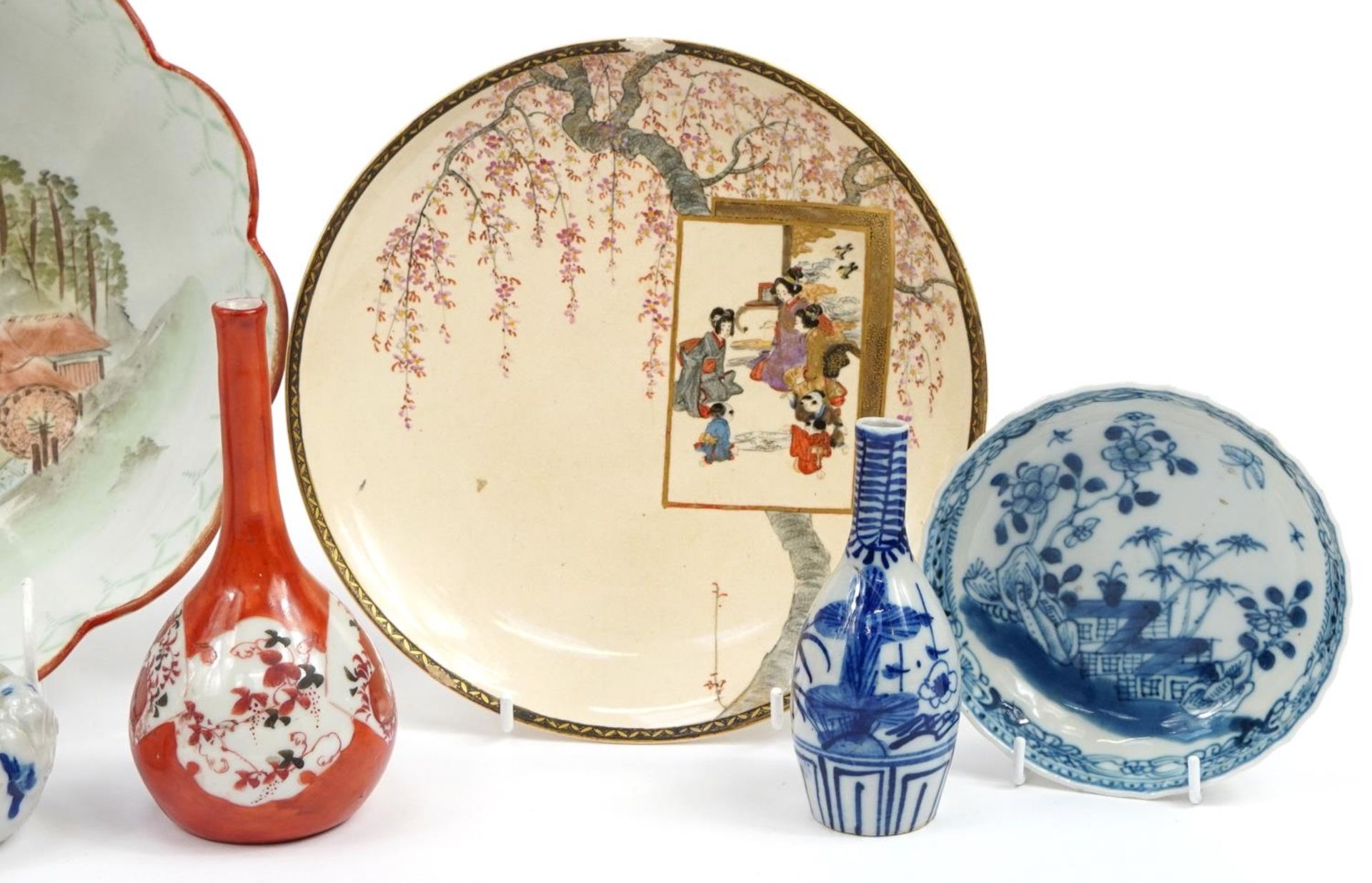 Chinese and Japanese ceramics including a pair of blue and white dishes hand painted with flowers - Bild 3 aus 3