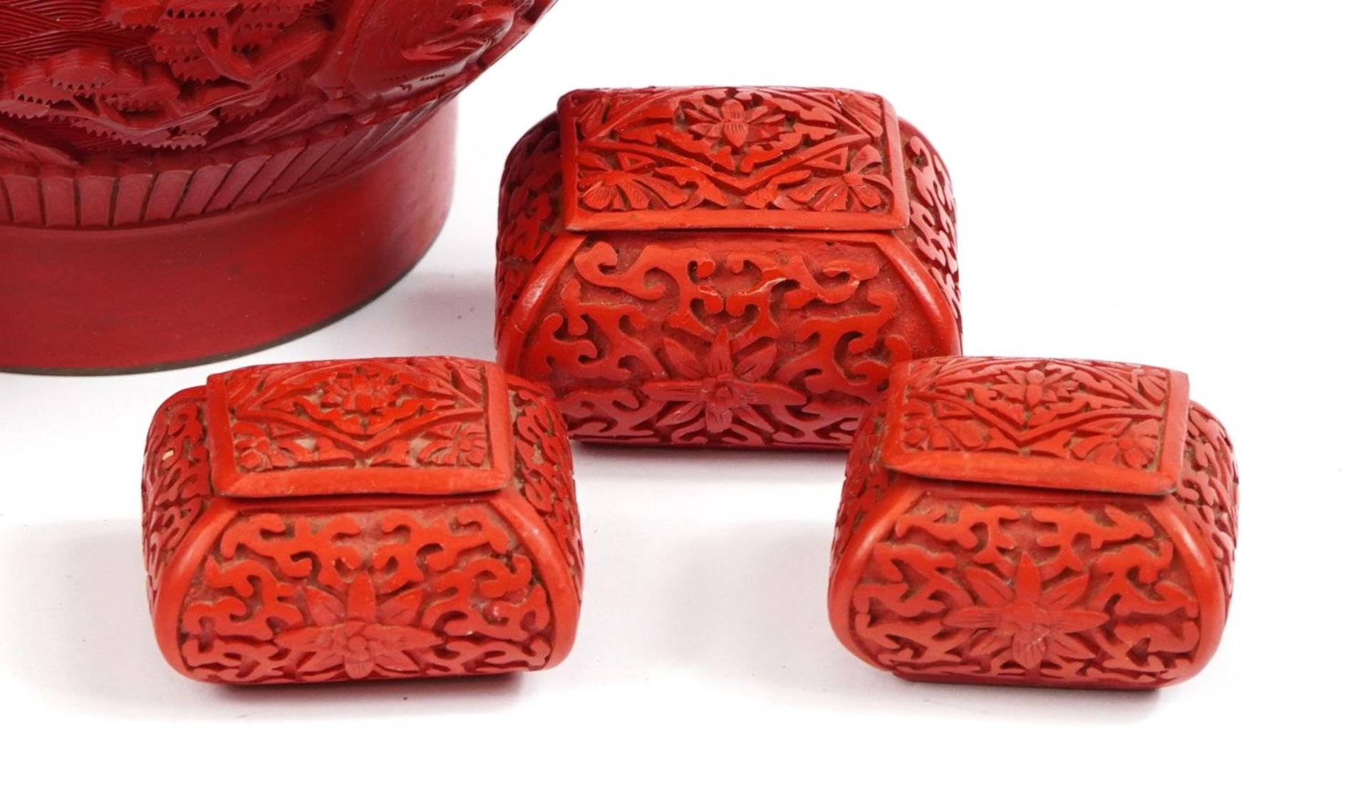 Five pieces of Chinese cinnabar lacquer comprising ginger jar and cover, three miniature boxes and a - Bild 3 aus 3