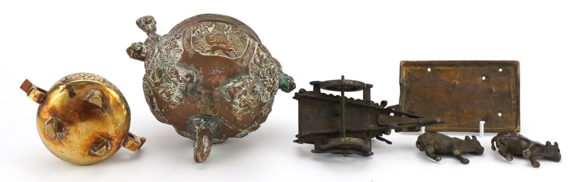 Two Chinese bronze censers and a bronze study of cattle pulling a cart, the largest 15cm wide - Bild 3 aus 3