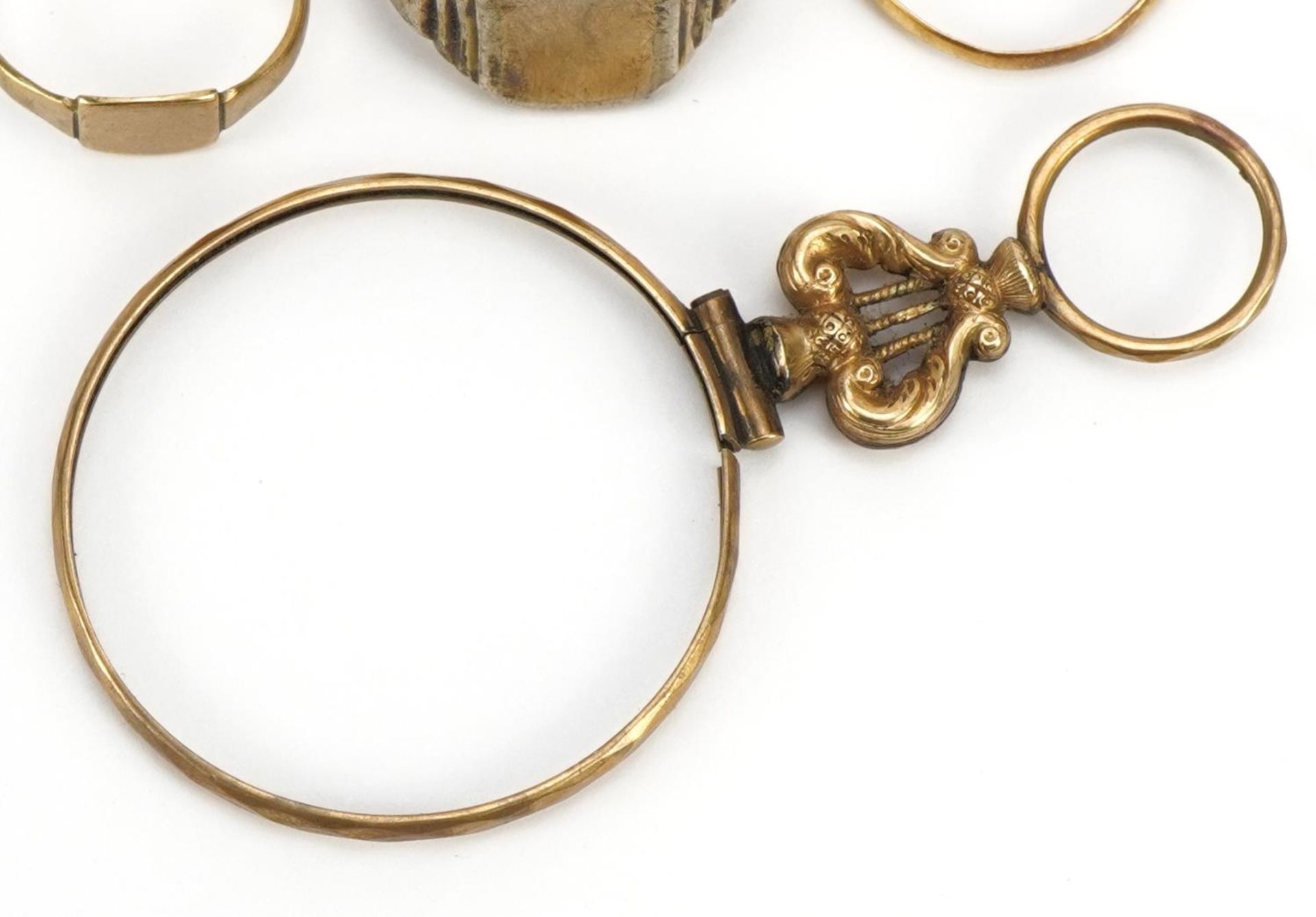 Antique and later jewellery and objects comprising a 22ct gold wedding band 1.0g, 9ct gold signet - Image 3 of 5