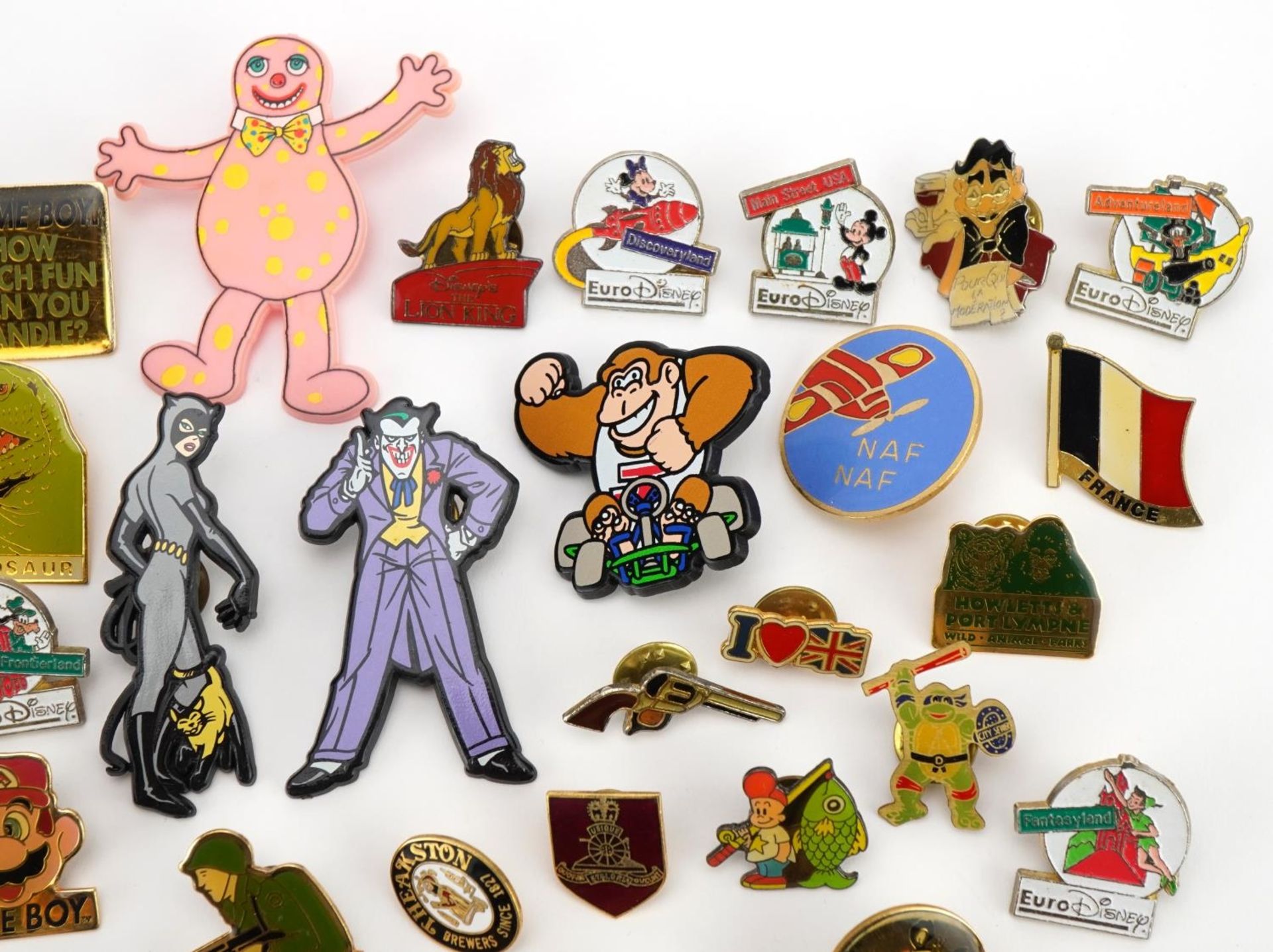 Collection of vintage and later badges, mostly enamelled including Disney Peter Pan, Mr Blobby, Lion - Image 3 of 6