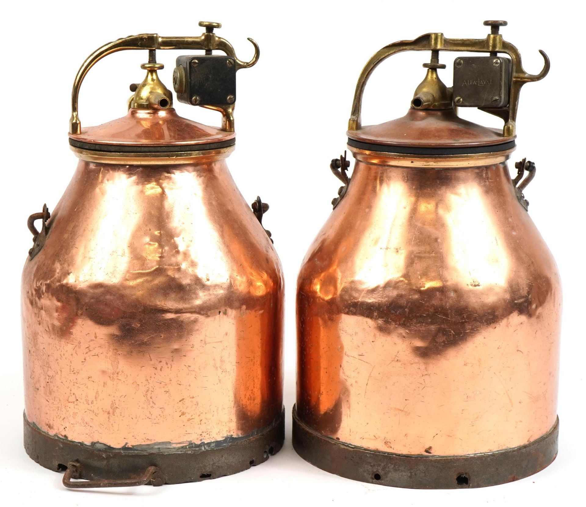 Pair of copper and brass milk churns with swing handles, each 51.5cm high - Bild 3 aus 6