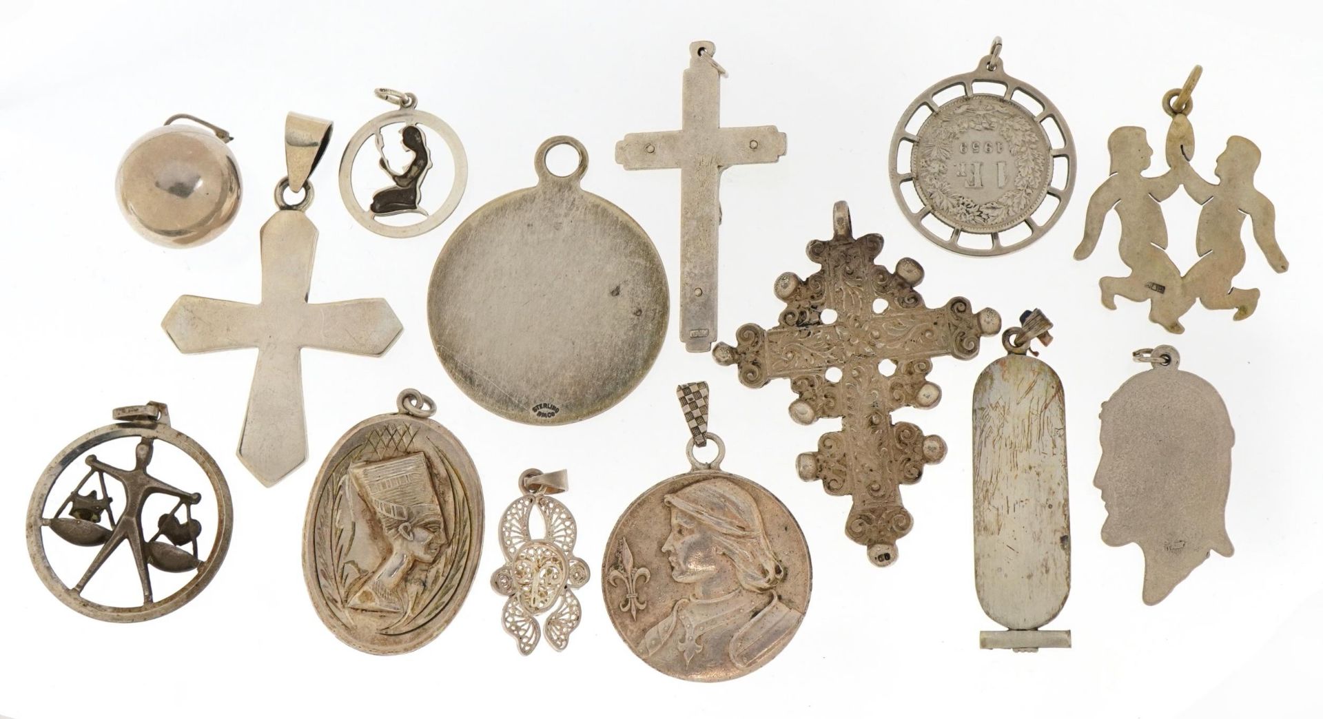 Silver and white metal pendants including Rococo style cross, Nefertiti and fleur de lis Joan of - Image 4 of 5