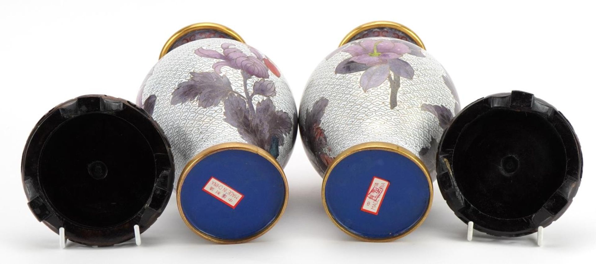 Pair of Chinese cloisonne vases raised on hardwood stands, each enamelled with birds amongst - Bild 3 aus 3