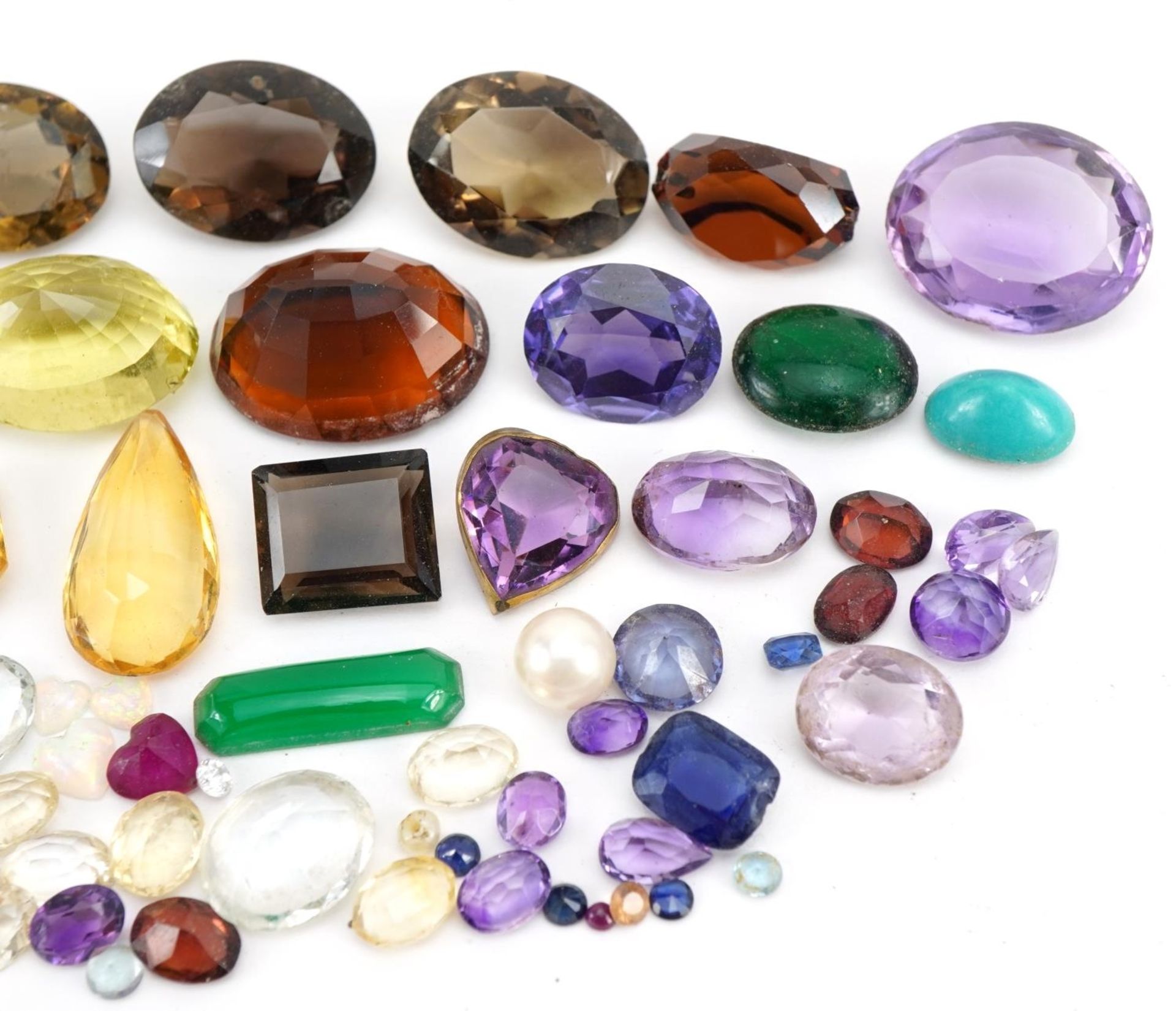 Collection of loose gemstones including amethyst, smoky quartz, citrine and opal love hearts, the - Bild 3 aus 3