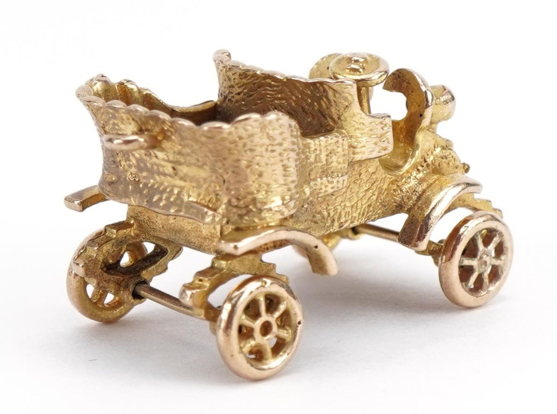 Large 9ct gold classic car charm with rotating wheels, 2.5cm wide, 6.8g - Image 2 of 3