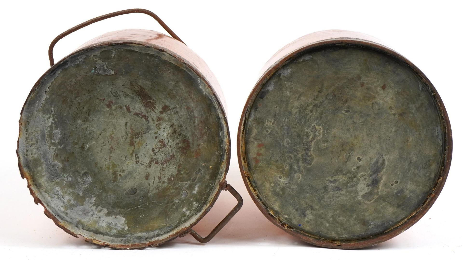 Pair of copper and brass milk churns with swing handles, each 51.5cm high - Bild 6 aus 6