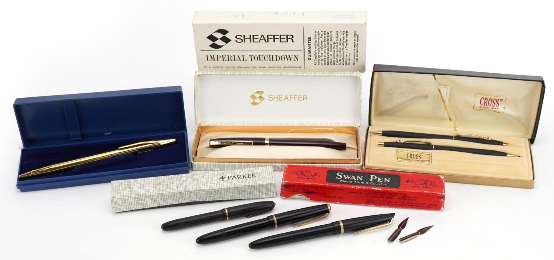 Vintage and later fountain pens and ballpoint pens, some with boxes including Conway Stewart Dinky