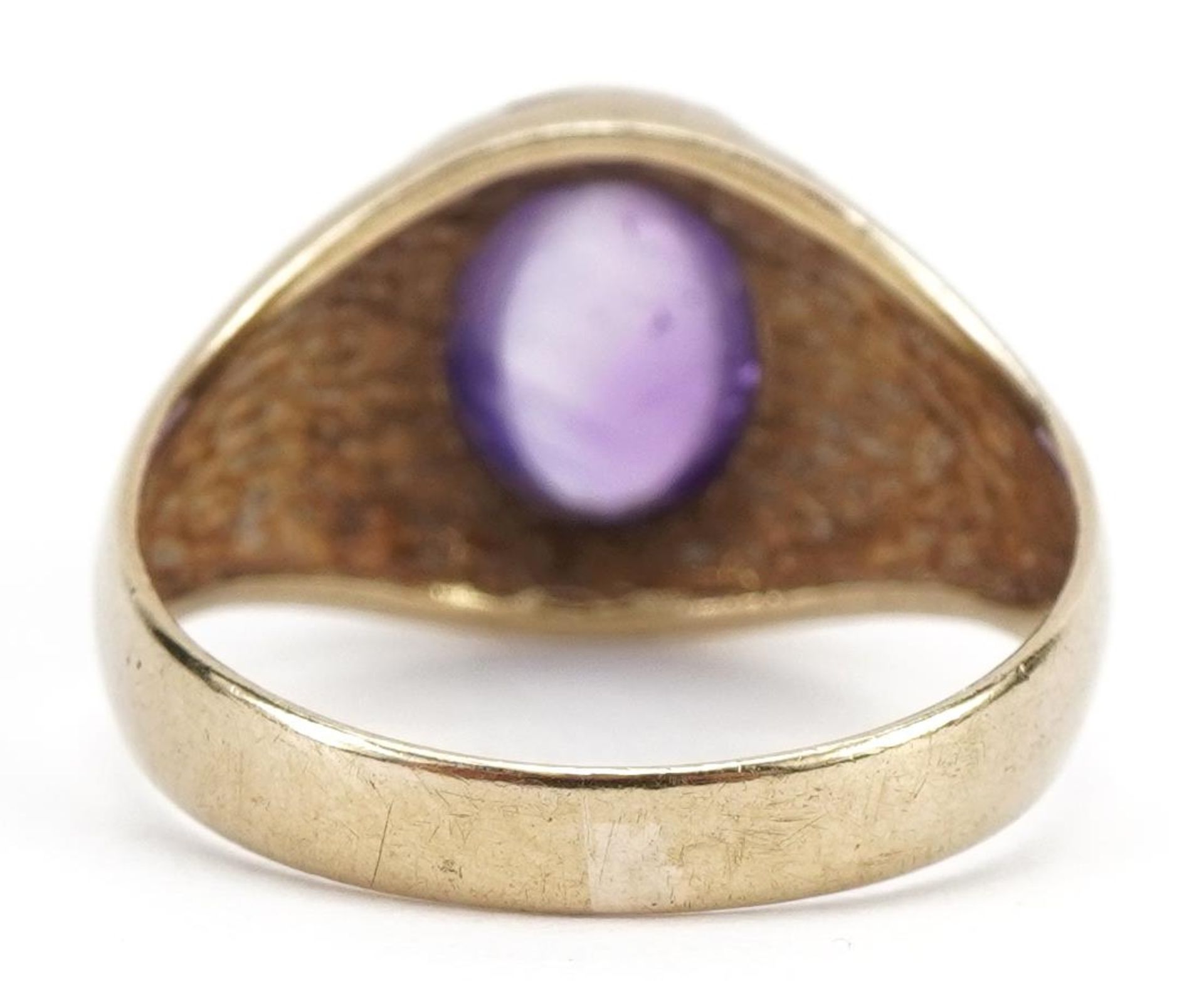 9ct gold cabochon purple stone ring with scrolled shoulders, possibly amethyst, London 1975, the - Bild 2 aus 4