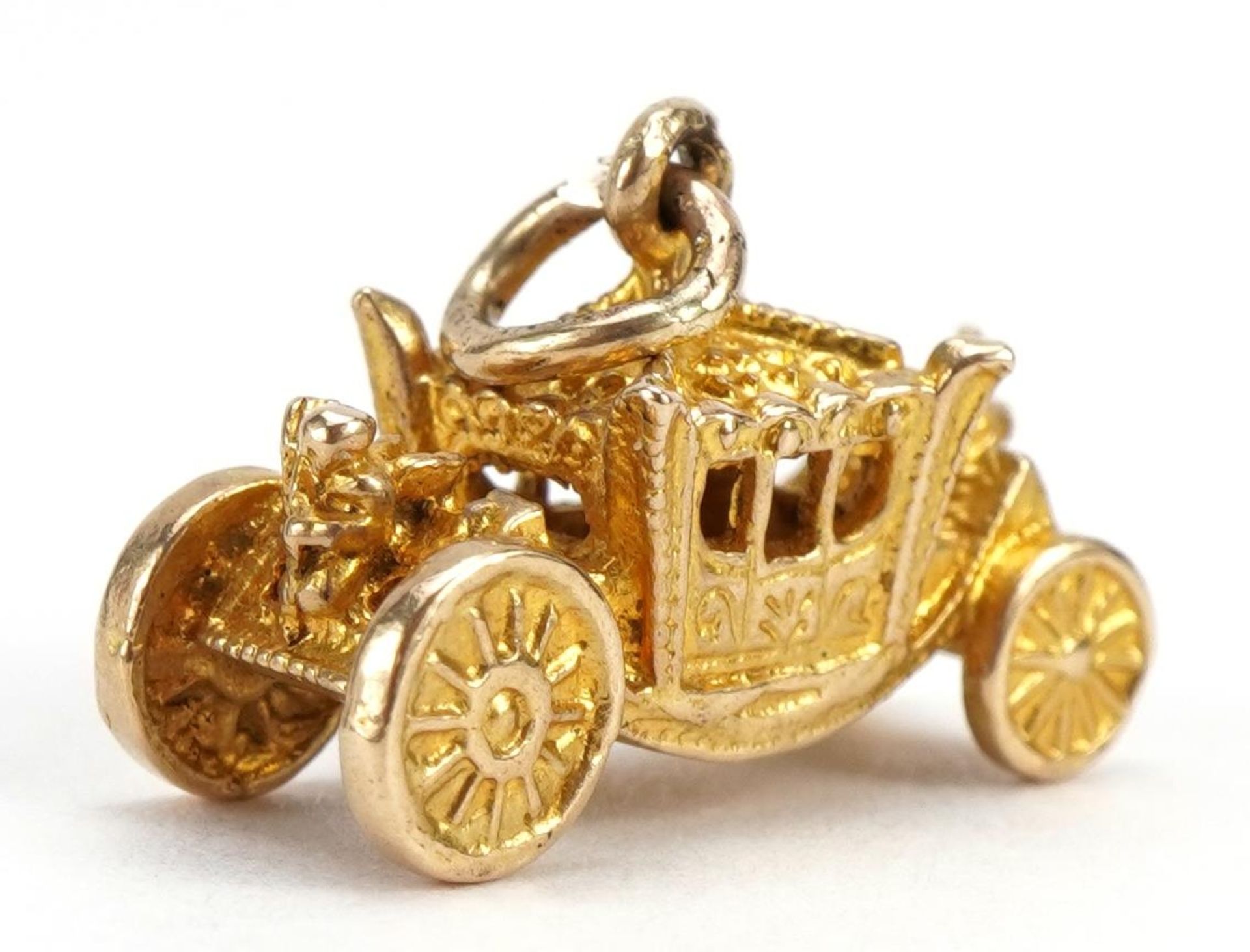 9ct gold royal carriage charm, 1.8cm wide, 2.9g