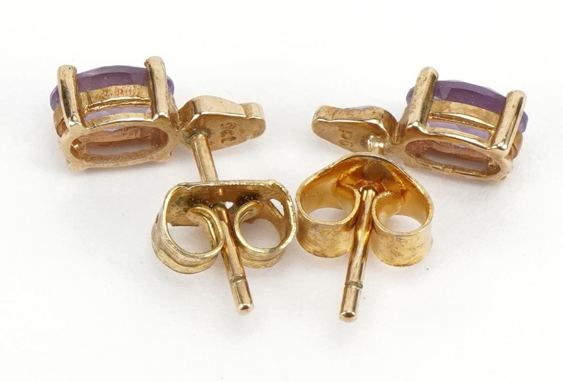 Pair of 9ct two tone gold amethyst stud earrings, 1.0cm high, 1.2g - Bild 2 aus 3