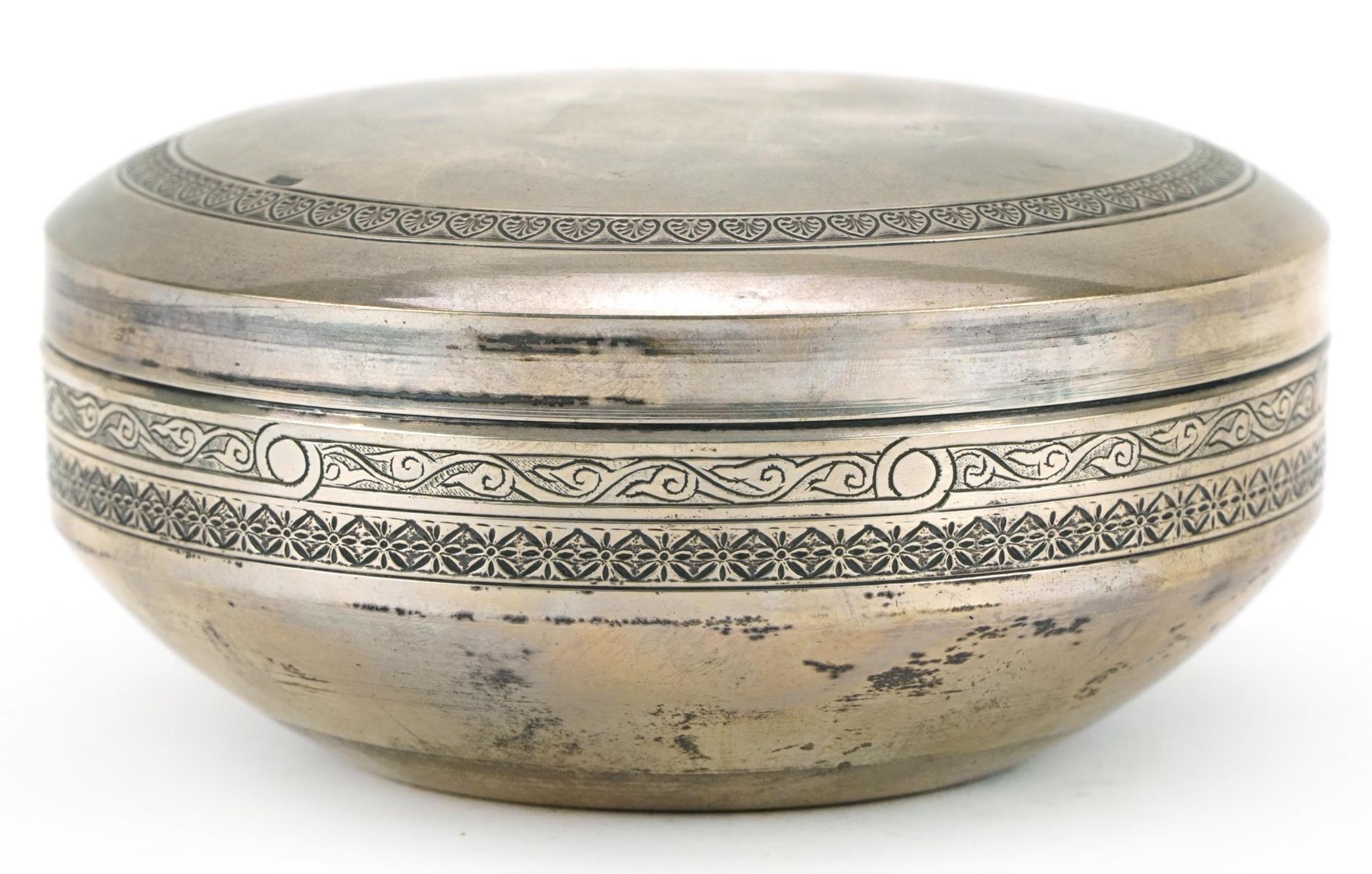 Circular Egyptian silver box and cover, 12cm in diameter, 236.8g - Image 2 of 4