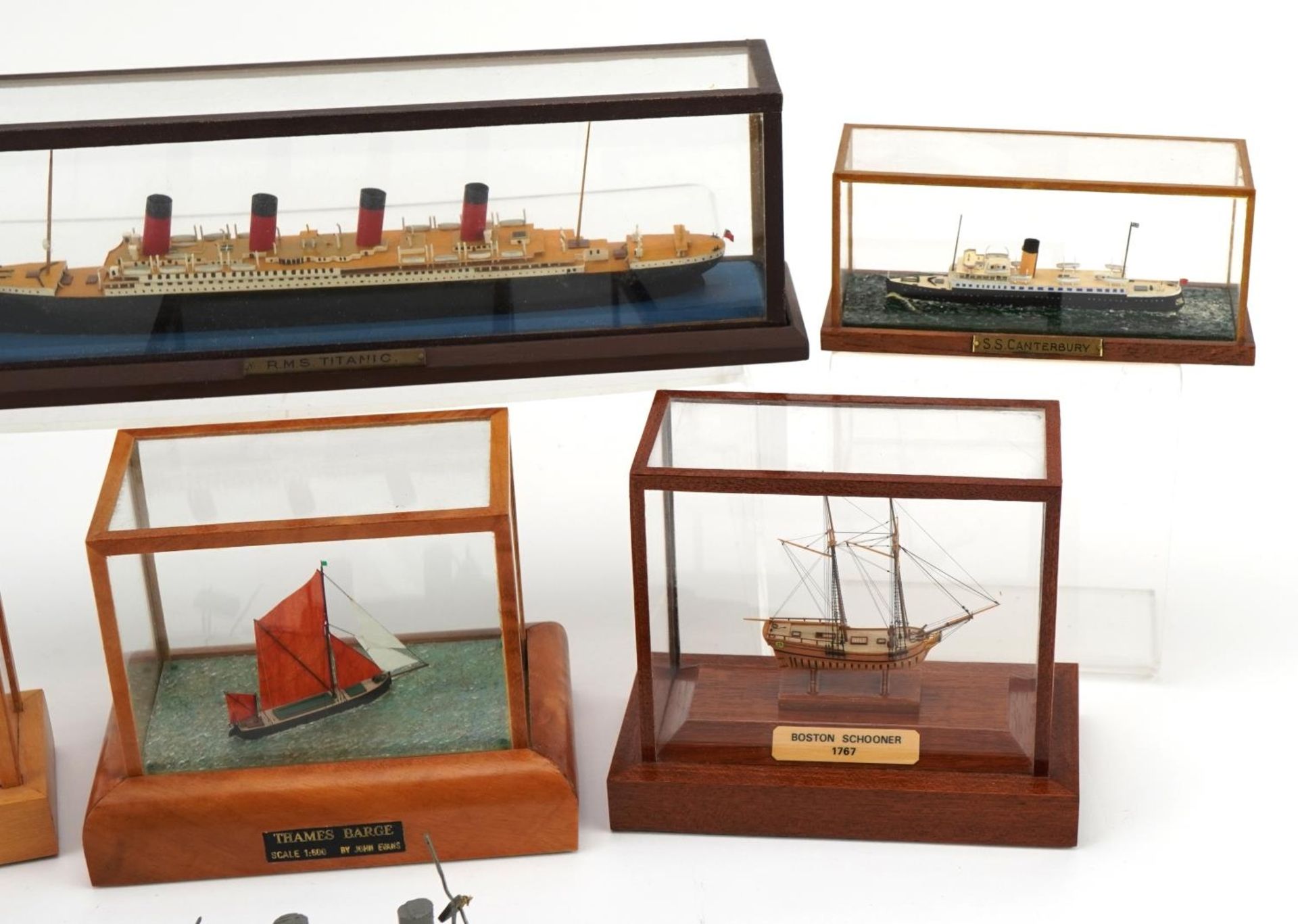 Seven miniature hand painted wooden model ships by John Evans, six with display cases, the largest - Bild 3 aus 5