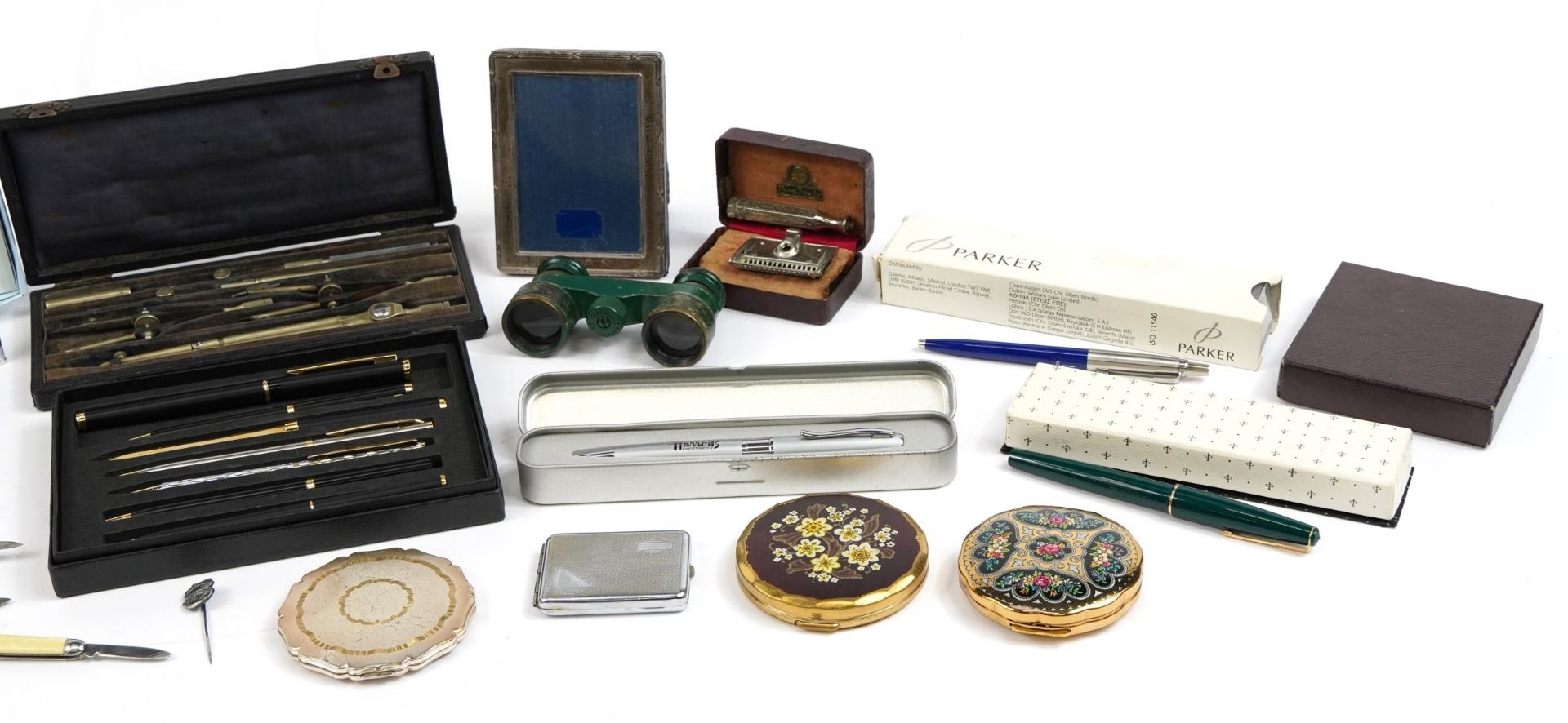 Objects including compacts, folding pocket knives, pens and a miniature silver easel photo frame - Bild 7 aus 8