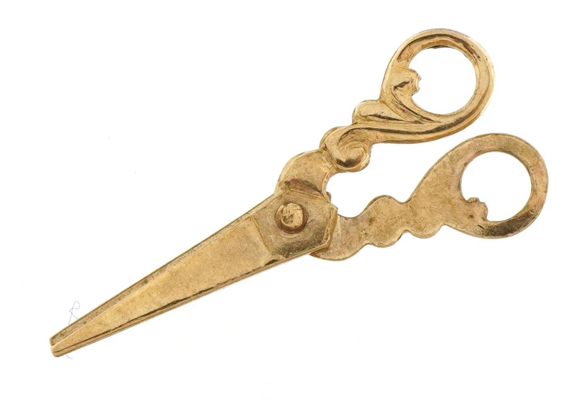 Unmarked gold opening scissors charm, 2.5cm in length, 0.8g
