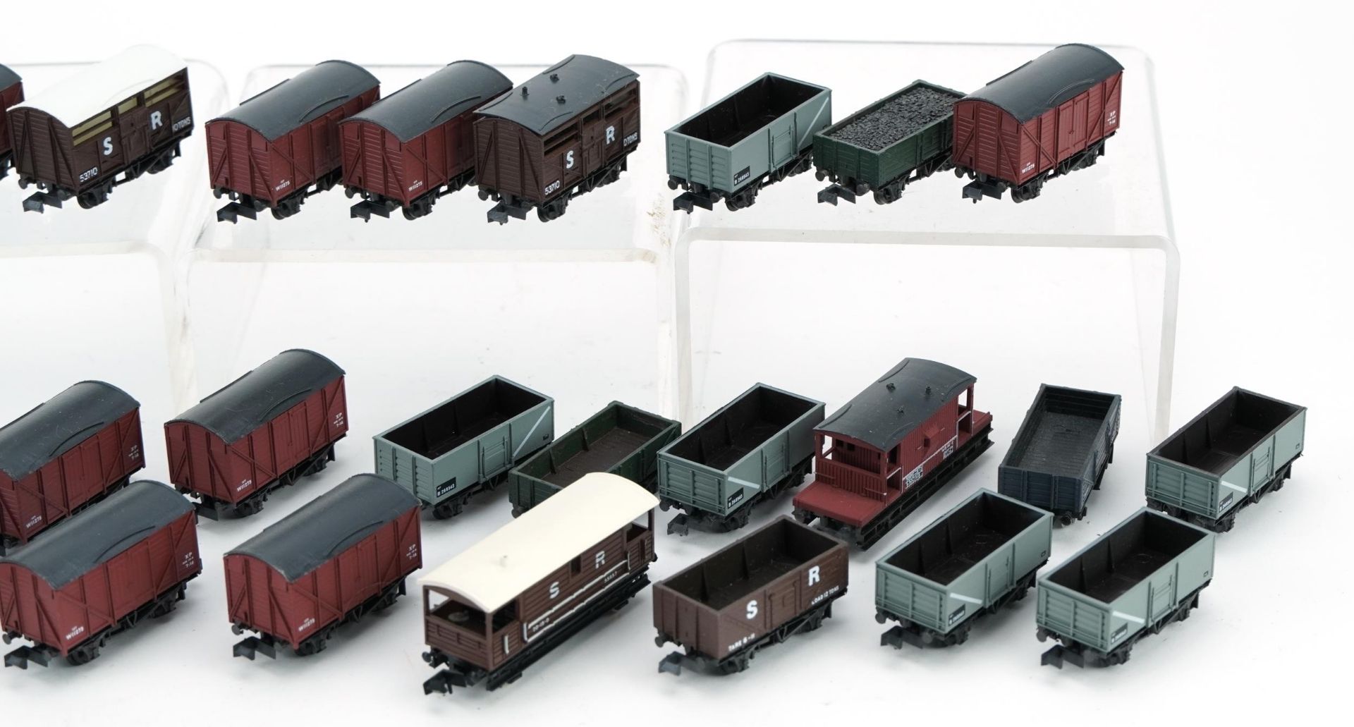 Thirty Peco and Graham Farish N gauge model railway wagons - Image 3 of 3