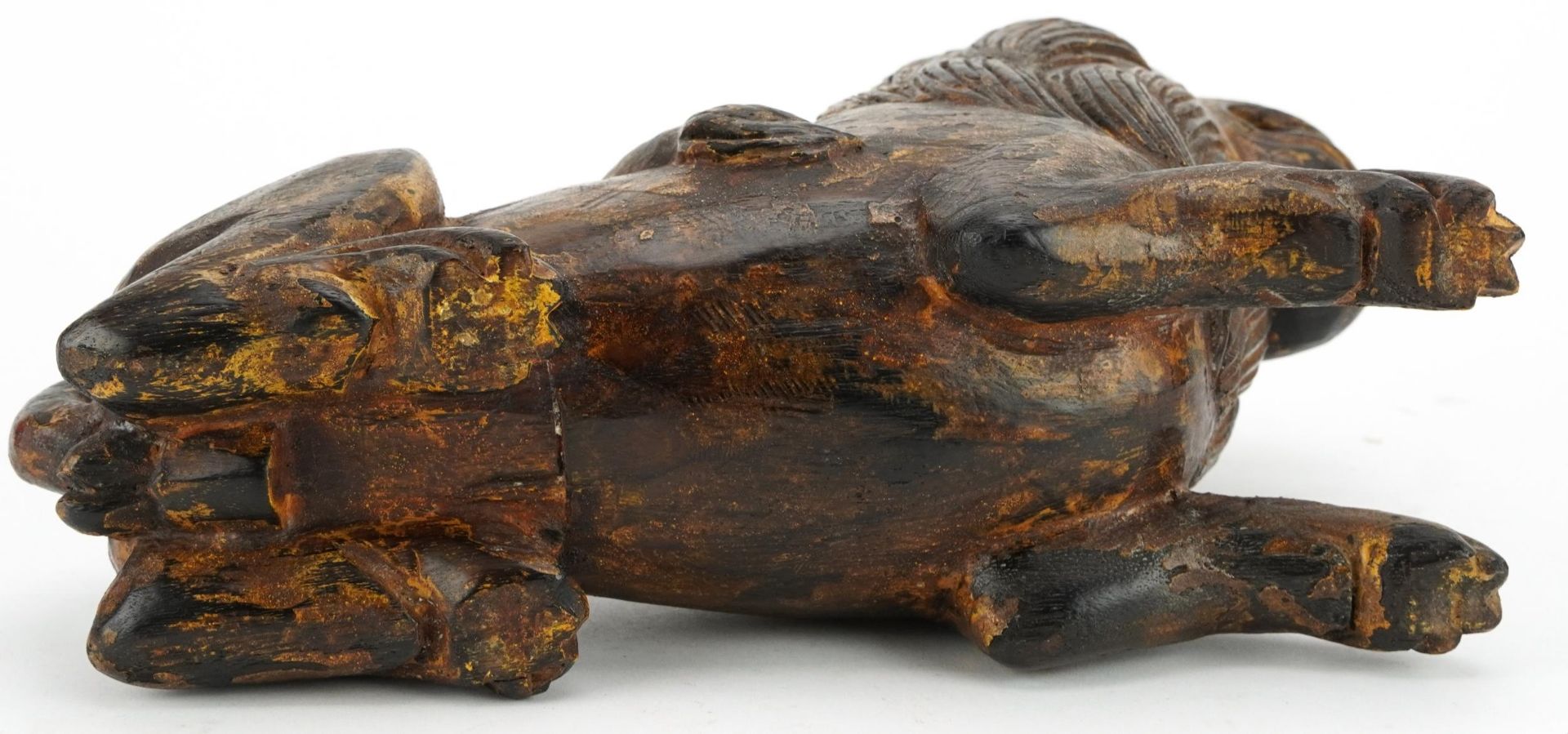 Chinese carved hardwood lion with remnants of paint, 26cm in length - Bild 3 aus 3