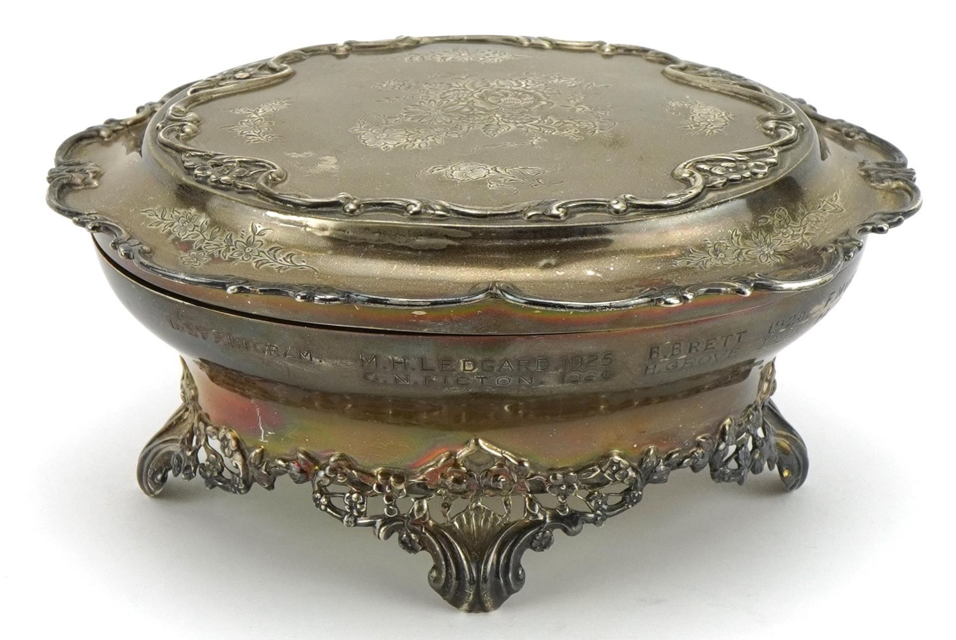 Willian Comyns, Edwardian silver casket with hinged lid and gilt interior, London 1903, 8cm H x 16.