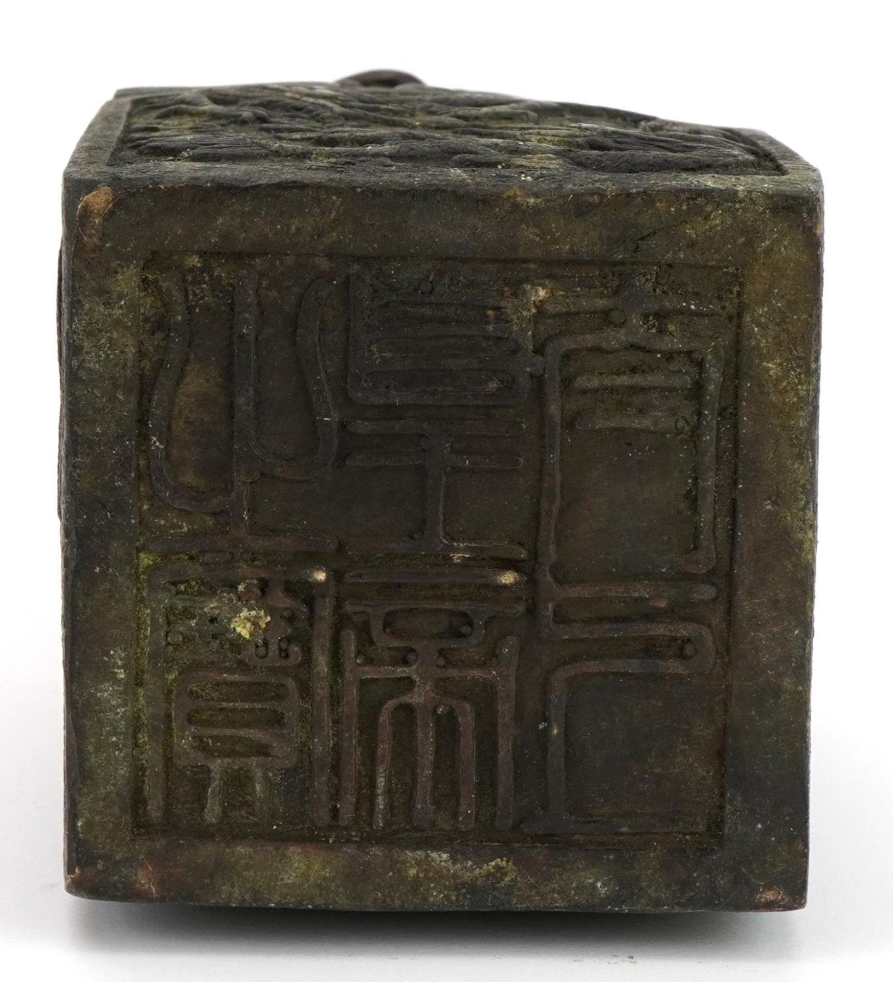 Large Chinese patinated bronze seal decorated with dragons, six figure character marks to the - Bild 3 aus 3