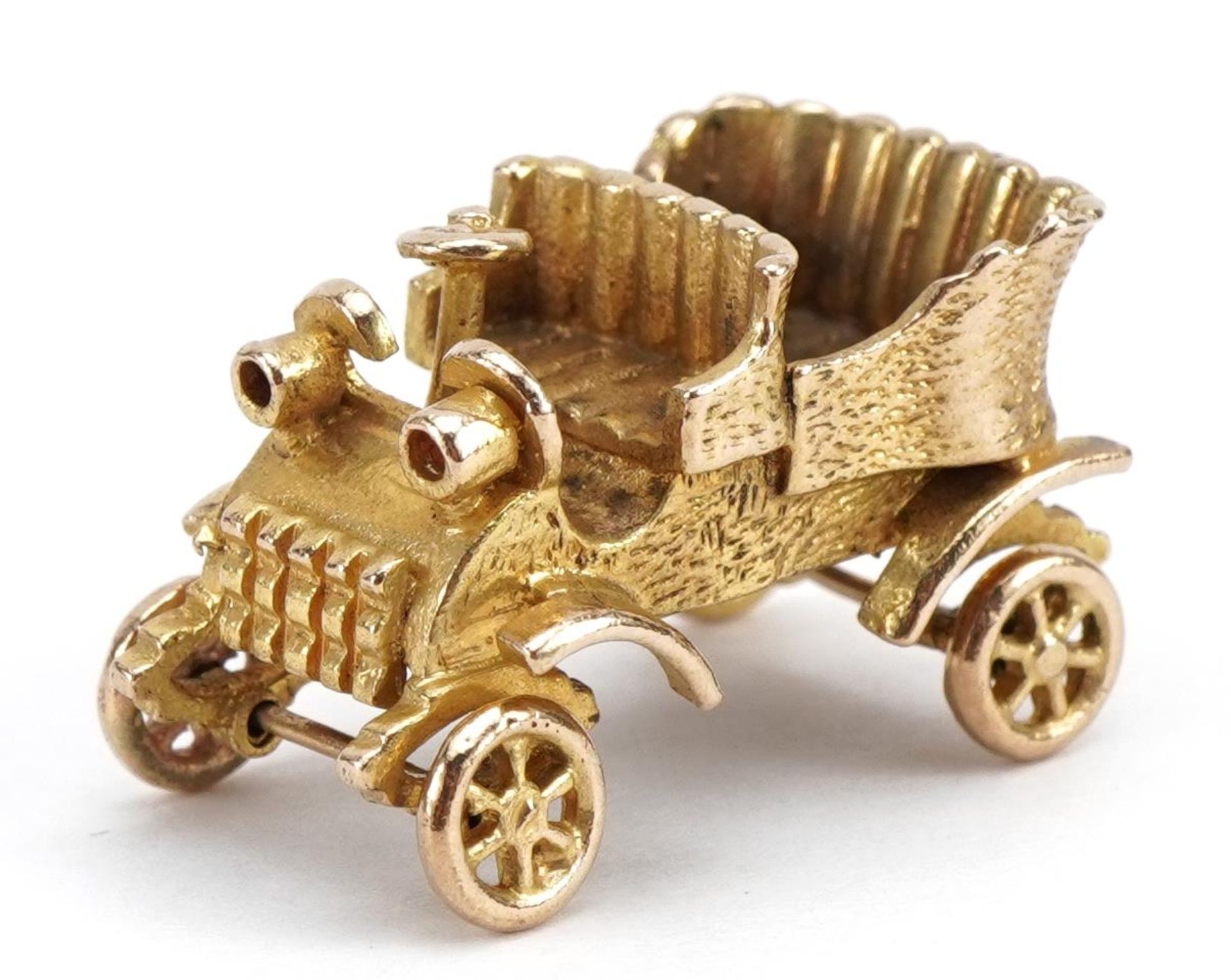 Large 9ct gold classic car charm with rotating wheels, 2.5cm wide, 6.8g