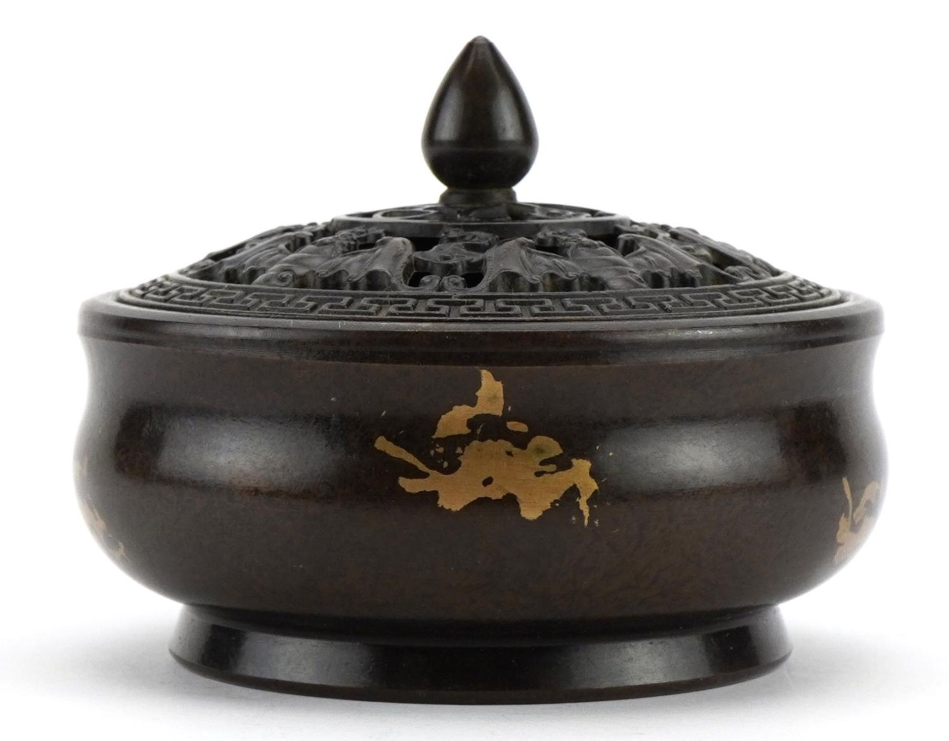 Chinese gold splashed bronze censer with pierced lid, the pierced lid decorated with bats, character - Bild 2 aus 3