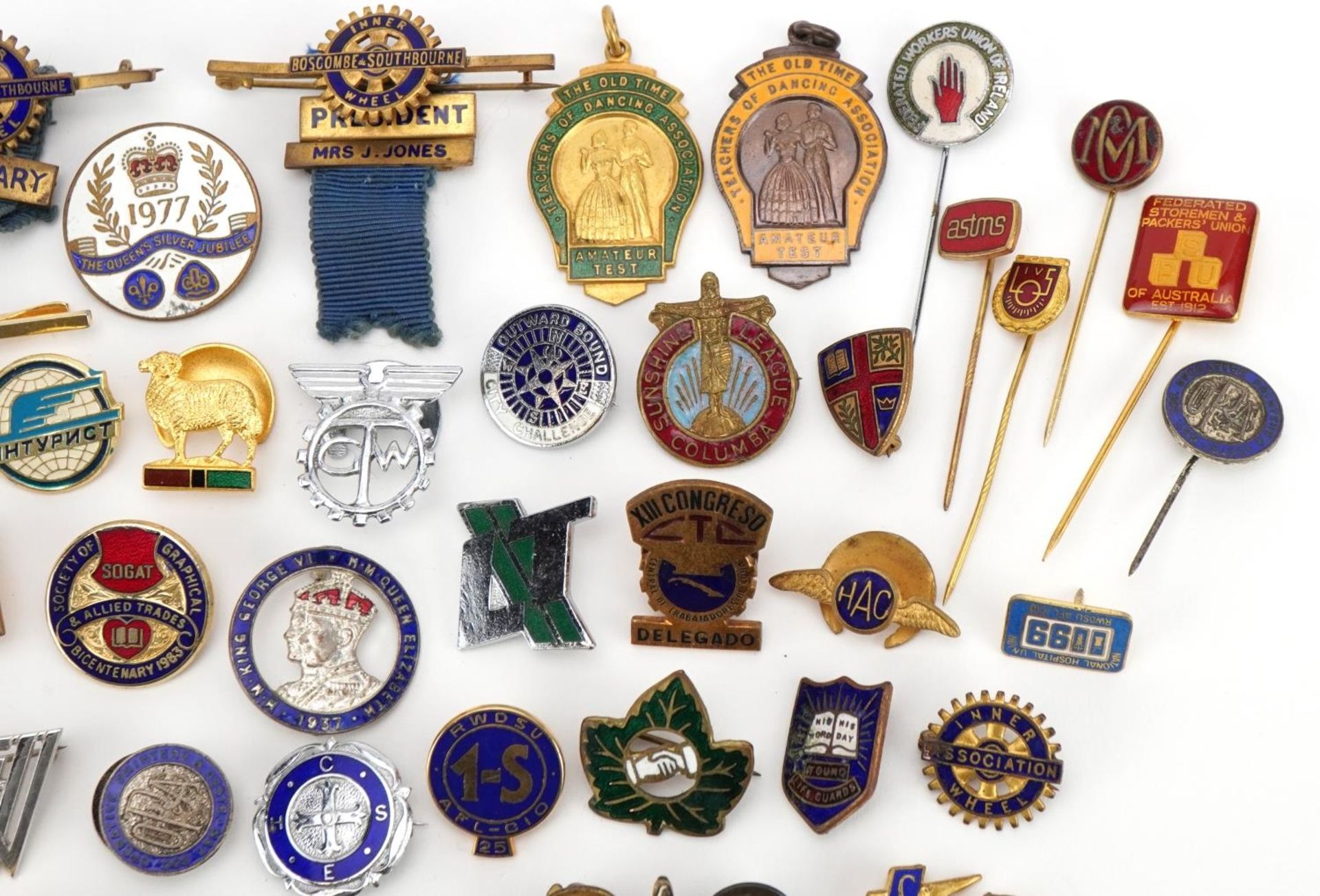 Collection of vintage and later enamel badges and stickpins including Inner Wheel Association and - Bild 3 aus 5