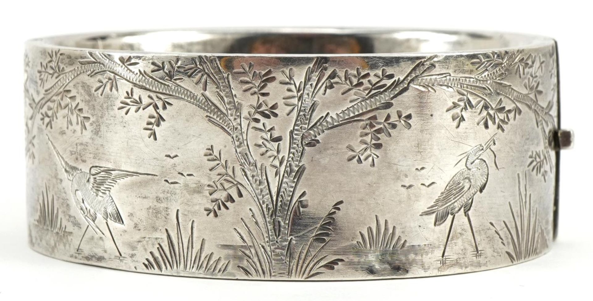 Unmarked silver aesthetic design hinged bangle engraved with cranes, 6.5cm wide, 37.4g