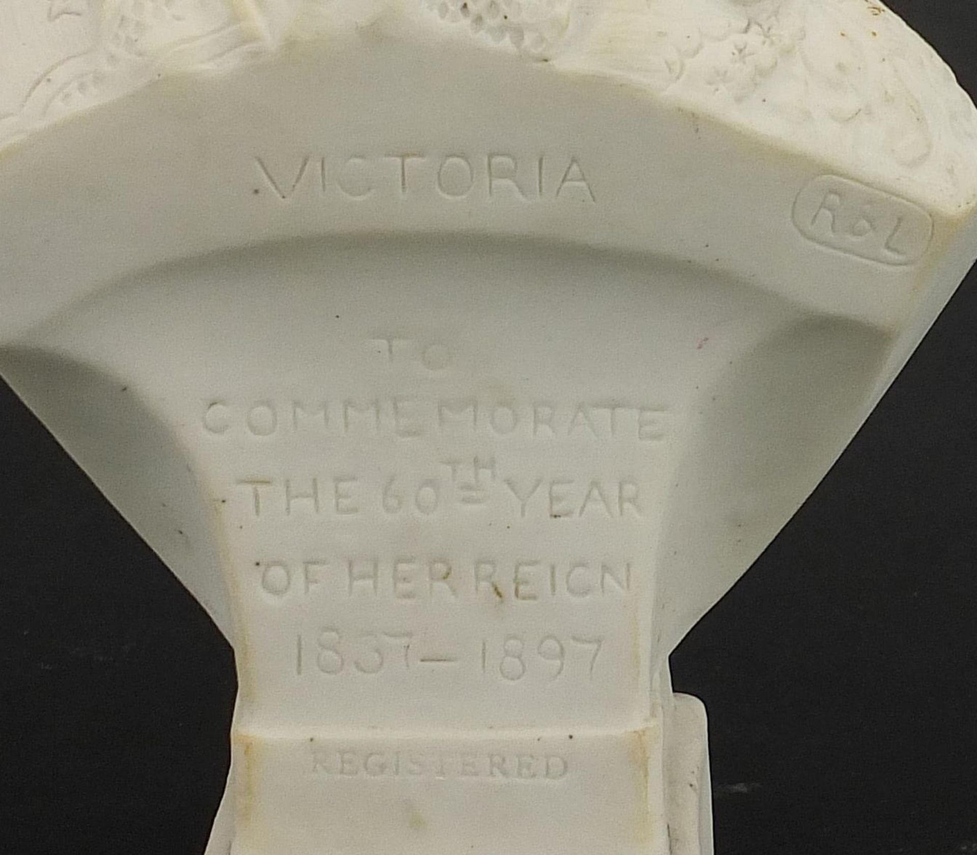 Robinson & Leadbeater parian ware bust of Queen Victoria commemorating the 60th year of her reign, - Bild 3 aus 4