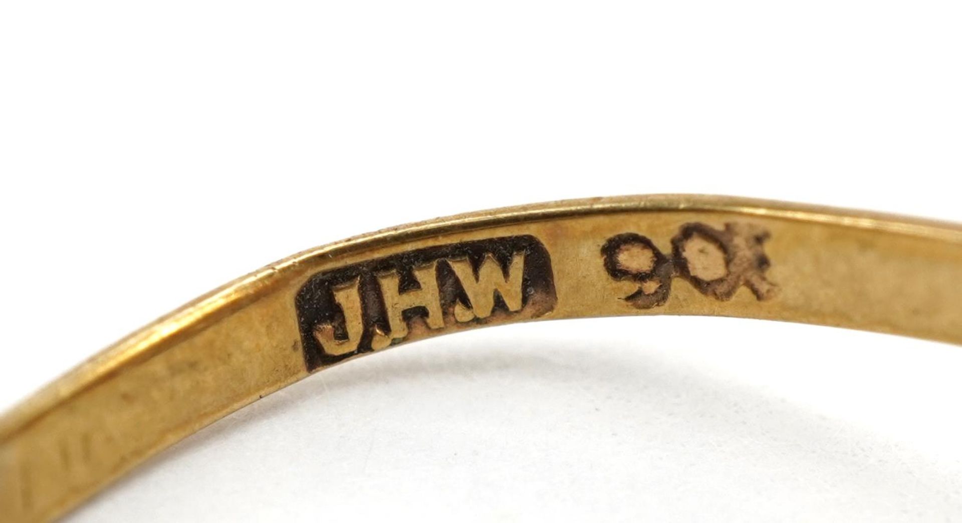 Antique and later jewellery and objects comprising a 22ct gold wedding band 1.0g, 9ct gold signet - Image 5 of 5