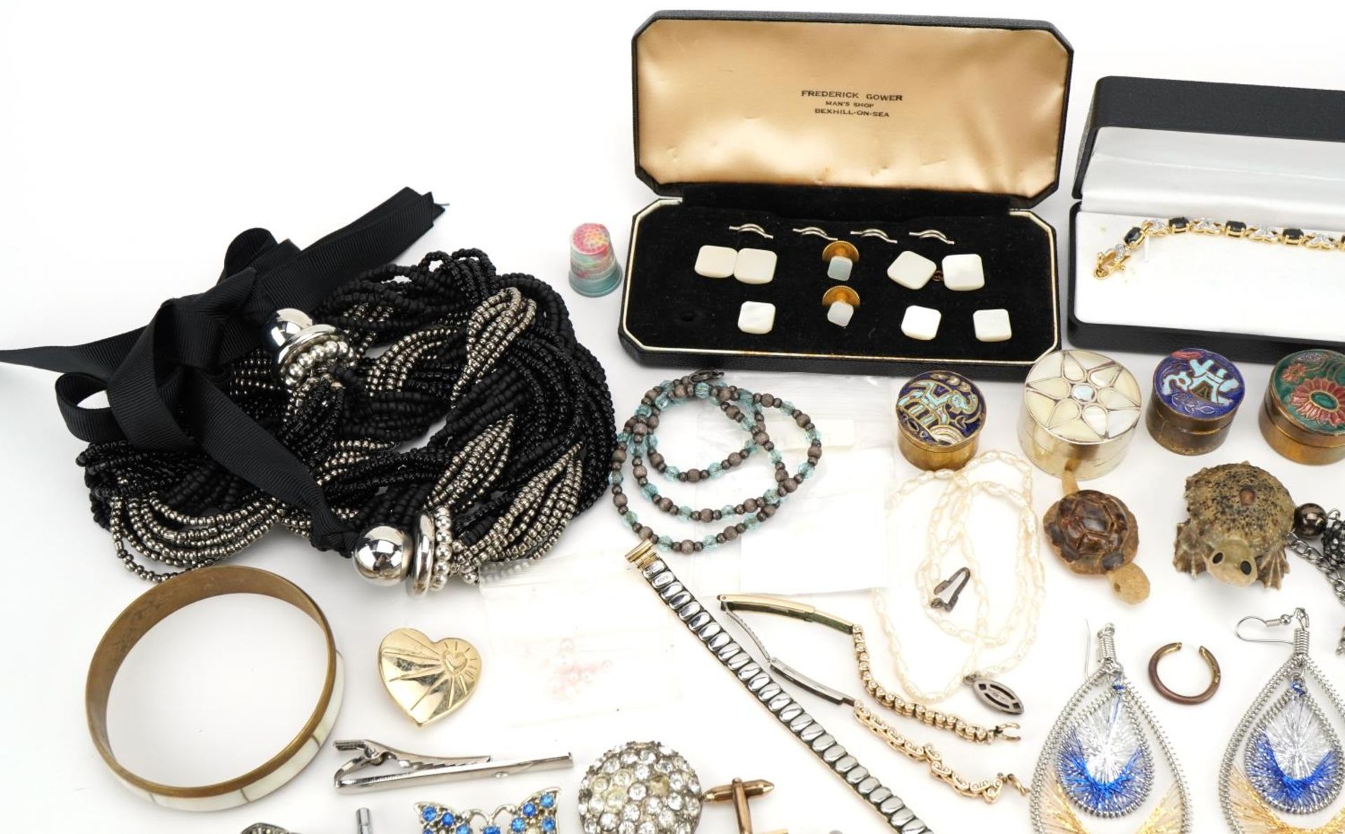 Vintage and later costume jewellery, some silver including necklaces, rings, brooches and bracelets - Bild 2 aus 5