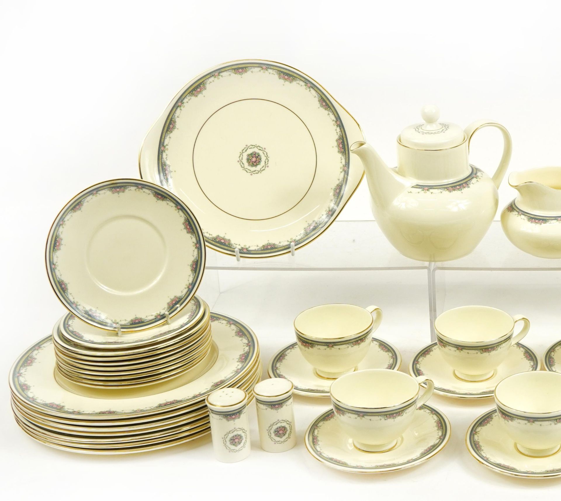 Royal Doulton Albany dinner and teaware including teapot, plates and trios, the largest each - Bild 2 aus 4