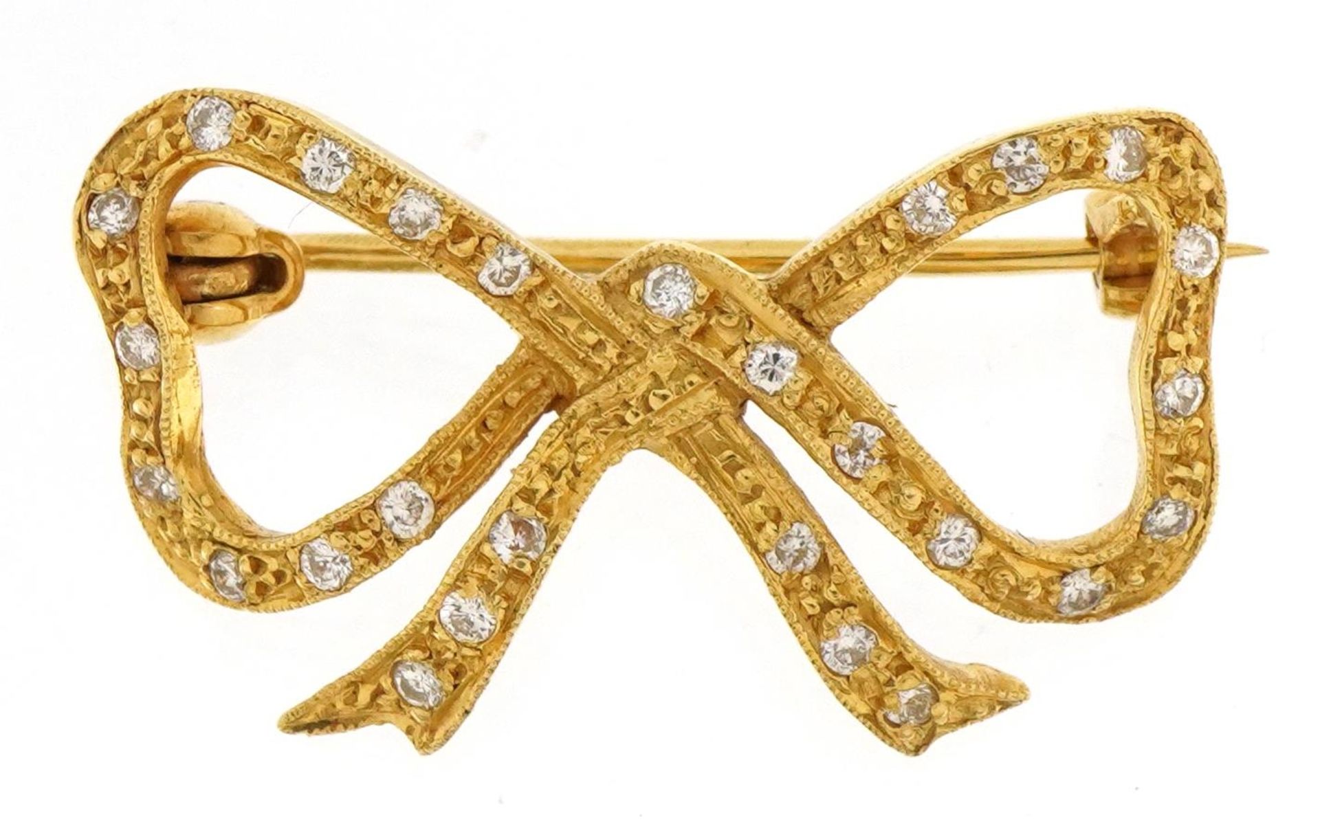 18ct gold bow brooch set with diamonds, 2.8cm wide, 5.0g