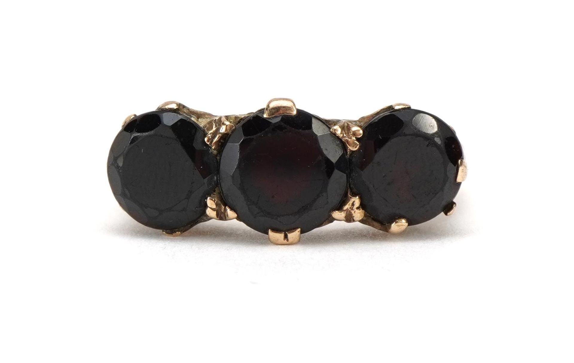 Victorian style 9ct rose gold garnet three stone ring with scrolled shoulders, size N, 4.2g