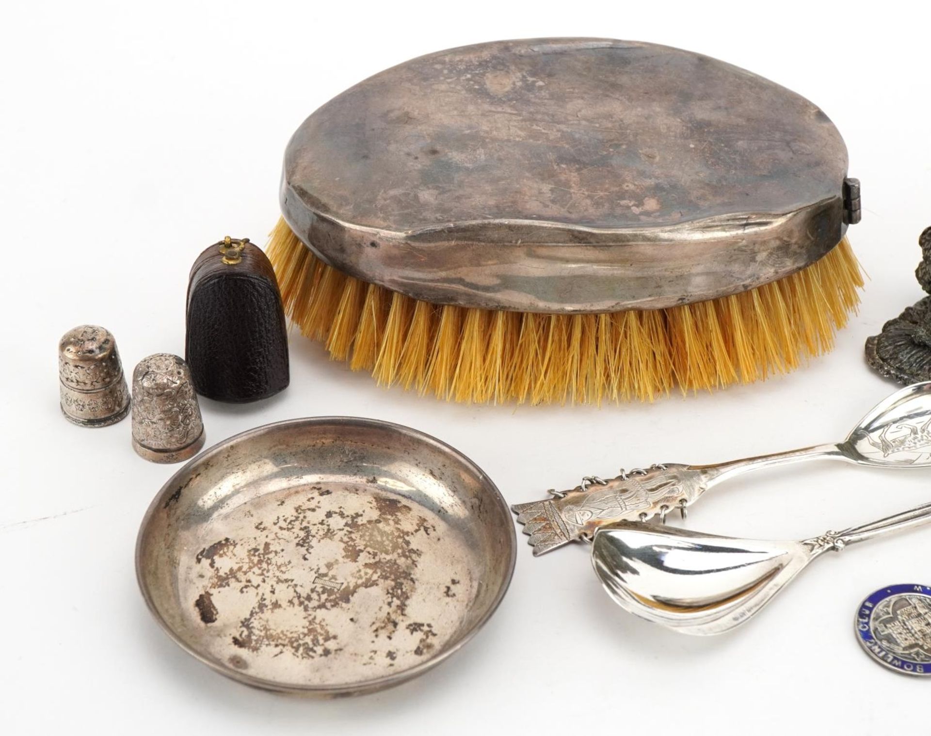 Silver and white metal objects including a silver backed clothes brush, thimbles, teaspoons and a - Bild 2 aus 4