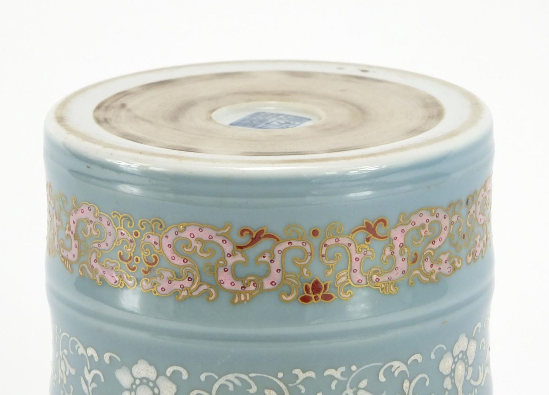 Chinese porcelain brush pot finely enamelled with bands of flower heads and foliage, six figure - Bild 8 aus 8