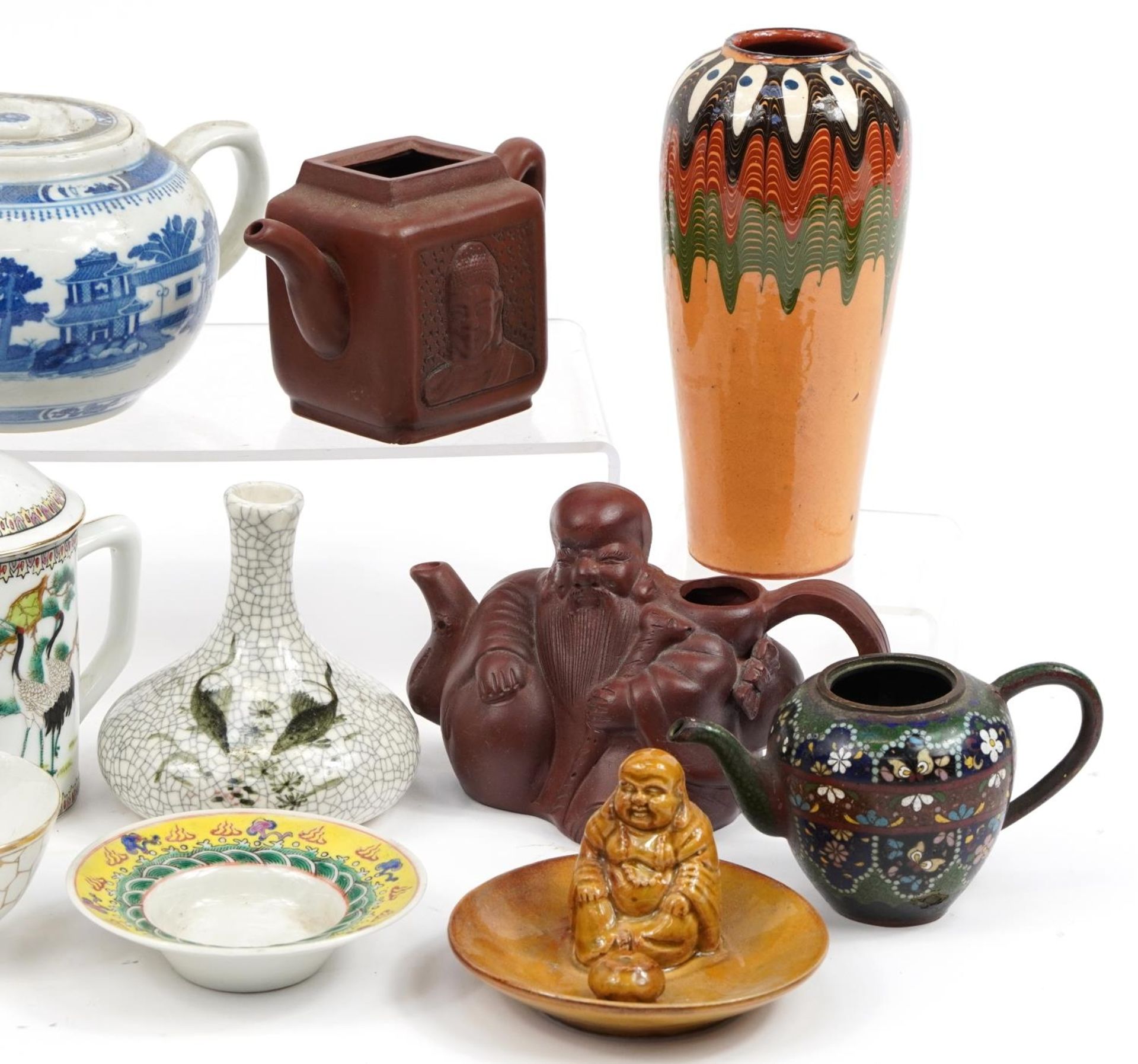 Chinese and Japanese ceramics and sundry items including Yixing terracotta teapots and a cloisonne - Bild 3 aus 3