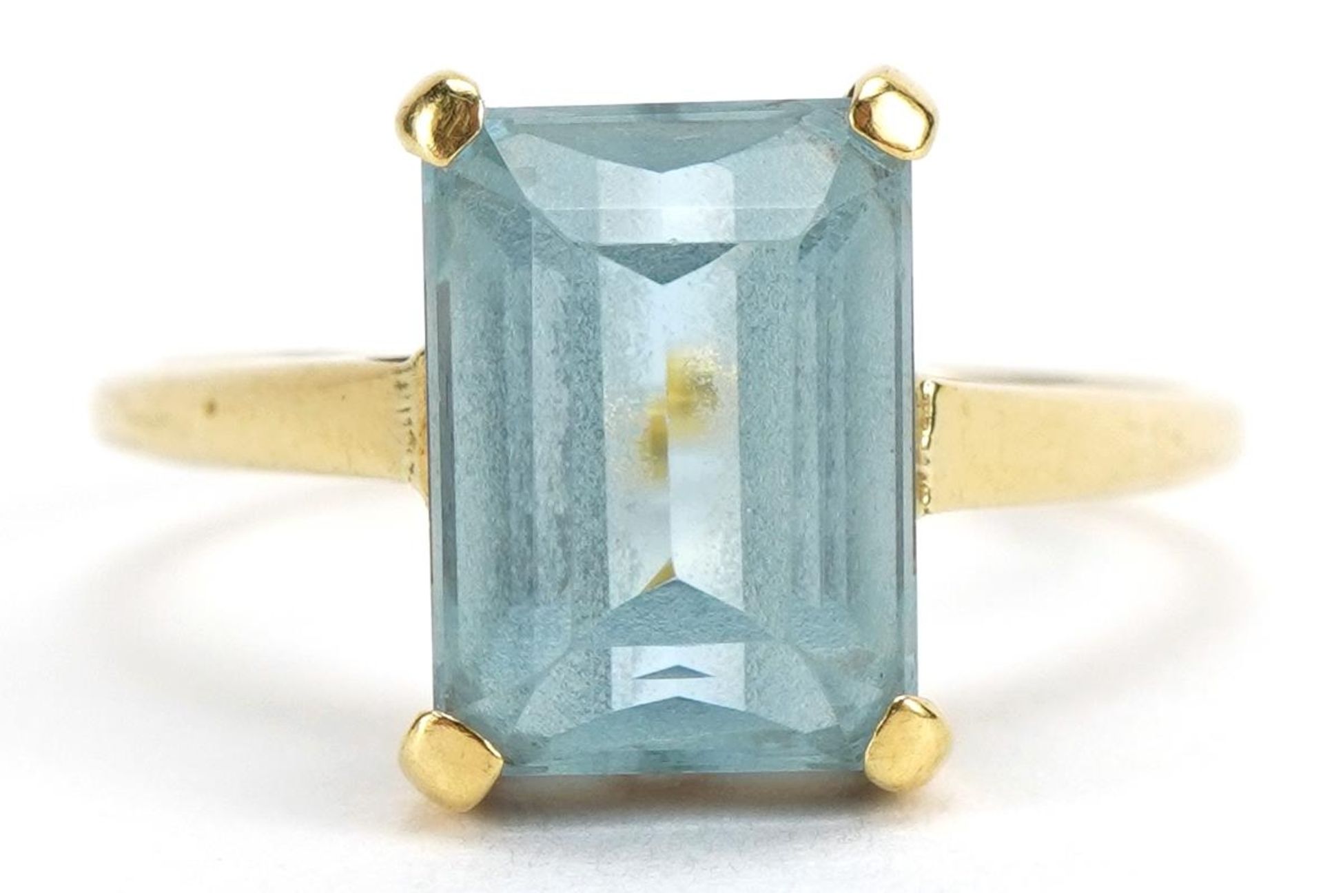 18ct gold blue stone solitaire ring, possibly aquamarine, the blue stone approximately 10mm x 7.6mm,