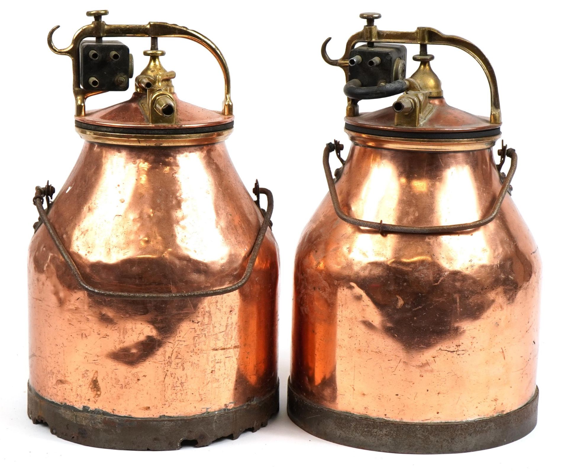 Pair of copper and brass milk churns with swing handles, each 51.5cm high - Bild 5 aus 6
