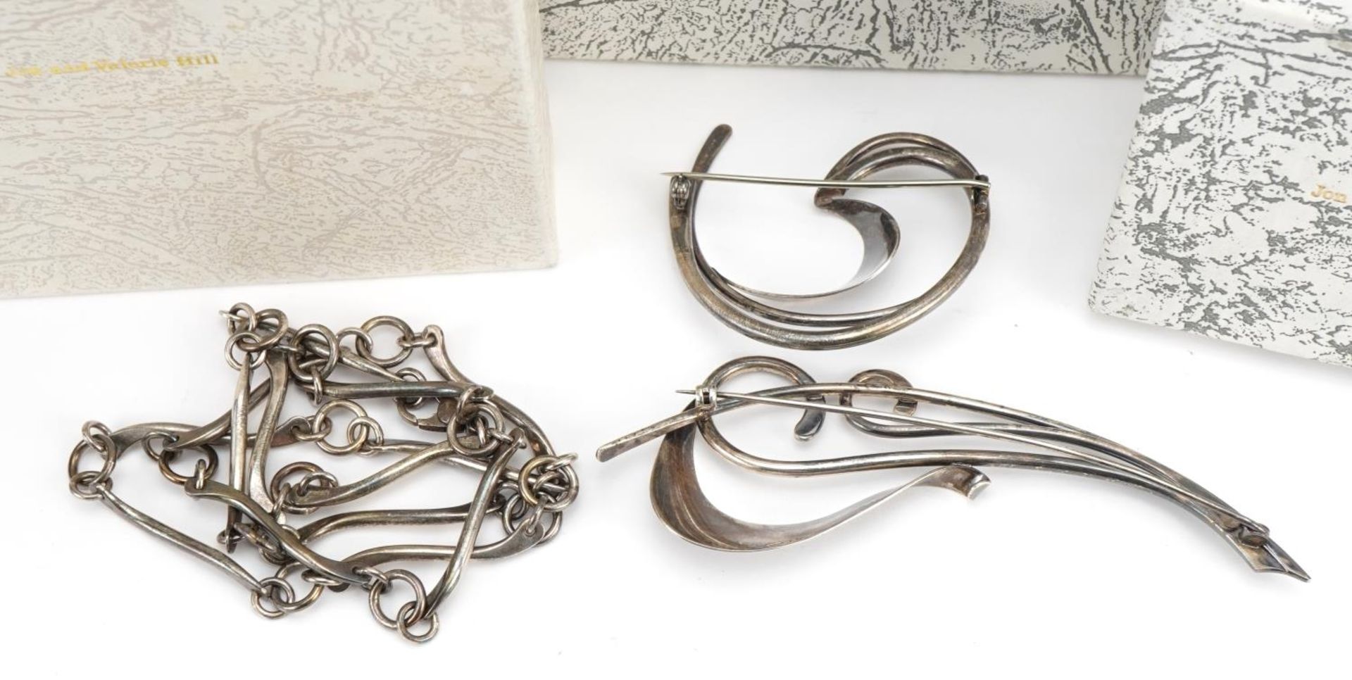 Jon & Valerie Hill, silver jewellery comprising multi link necklace and two brooches, the largest - Bild 3 aus 4