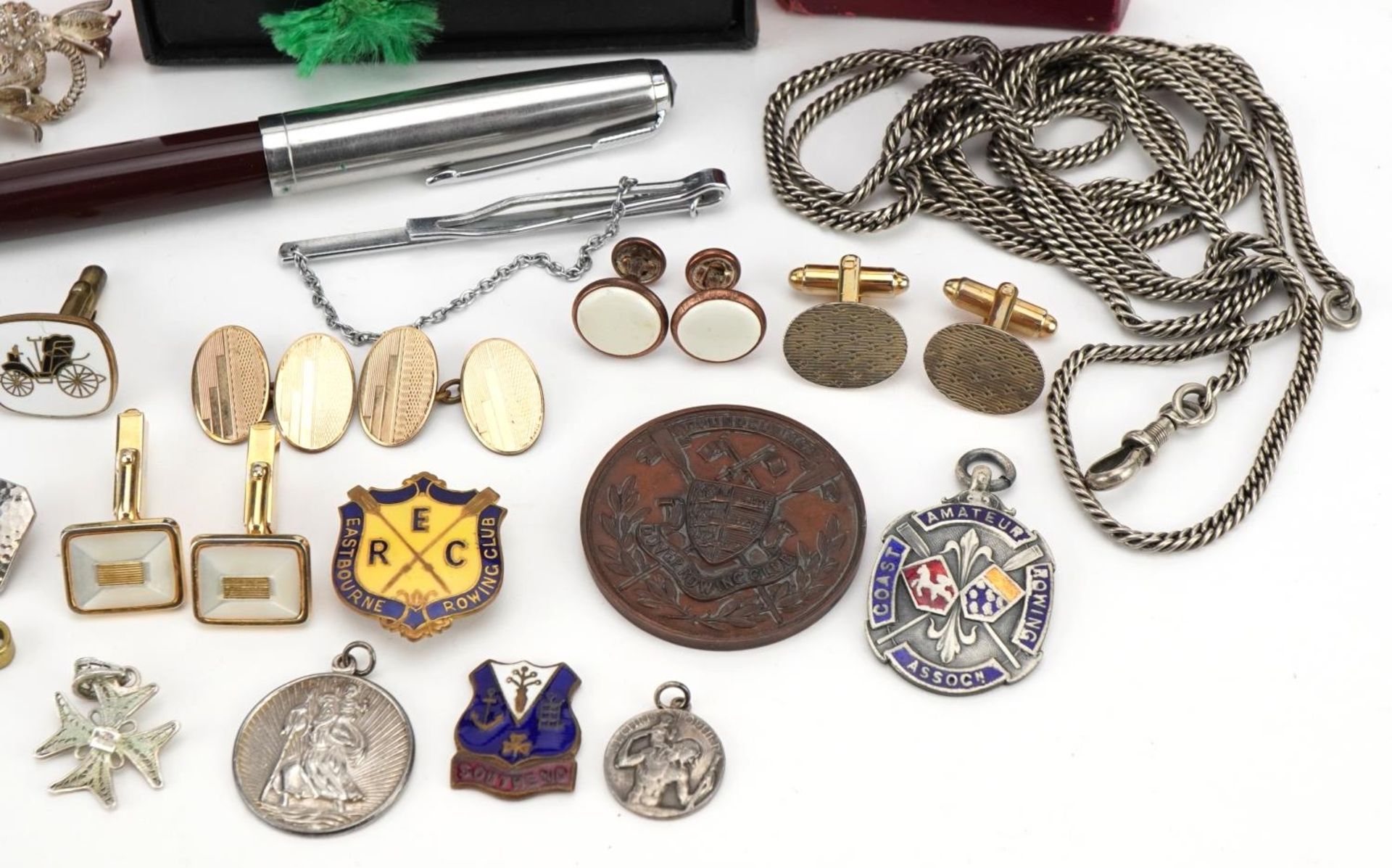 Objects including Parker fountain pen, enamelled badges, silver filigree floral brooch and cufflinks - Bild 3 aus 3