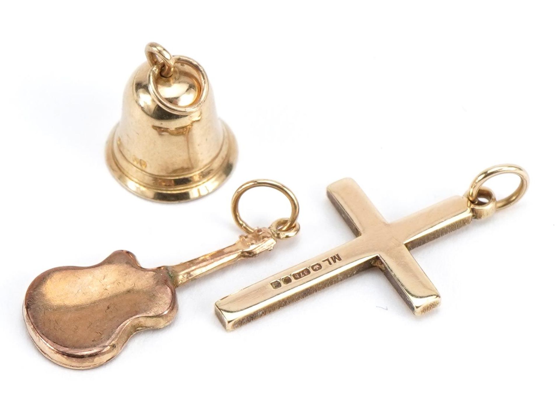 Three 9ct gold charms comprising cross, bell and guitar, the largest 2.3cm high, total 2.1g - Bild 4 aus 5