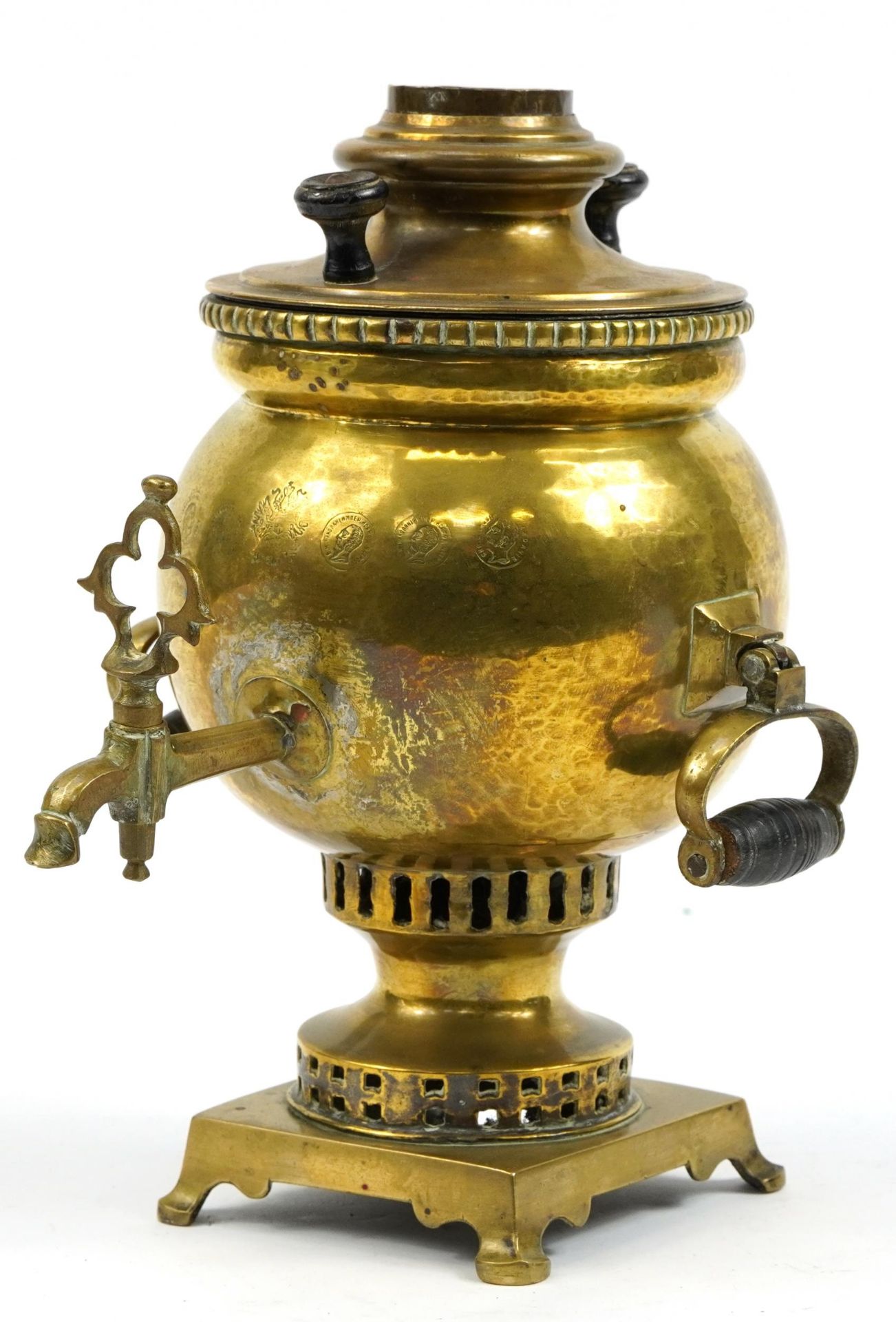 Russian brass samovar with ebonised mounts and impressed marks, 30cm high - Bild 2 aus 5