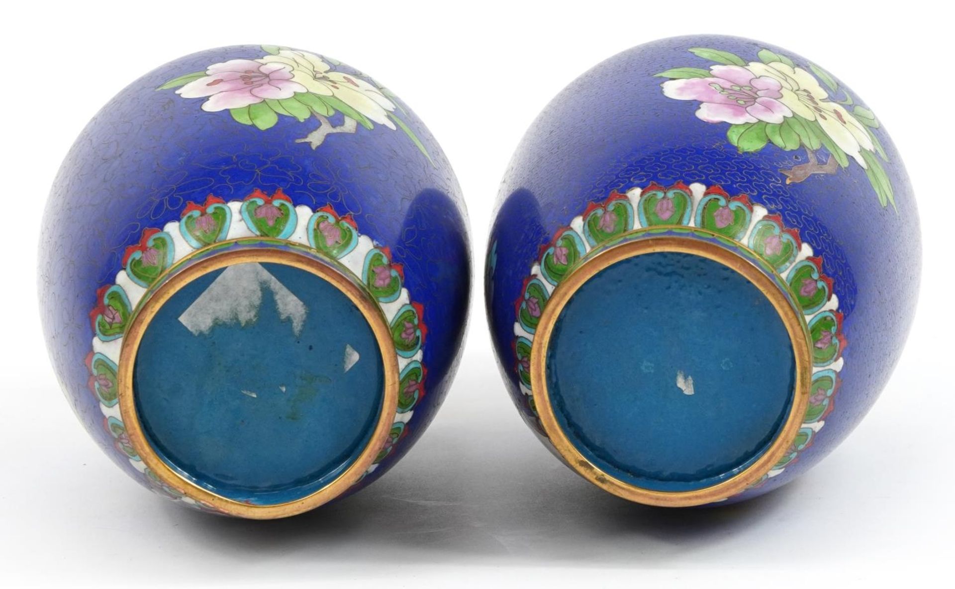 Pair of Chinese cloisonne vases enamelled with birds amongst flowers, each 31cm high - Bild 3 aus 3