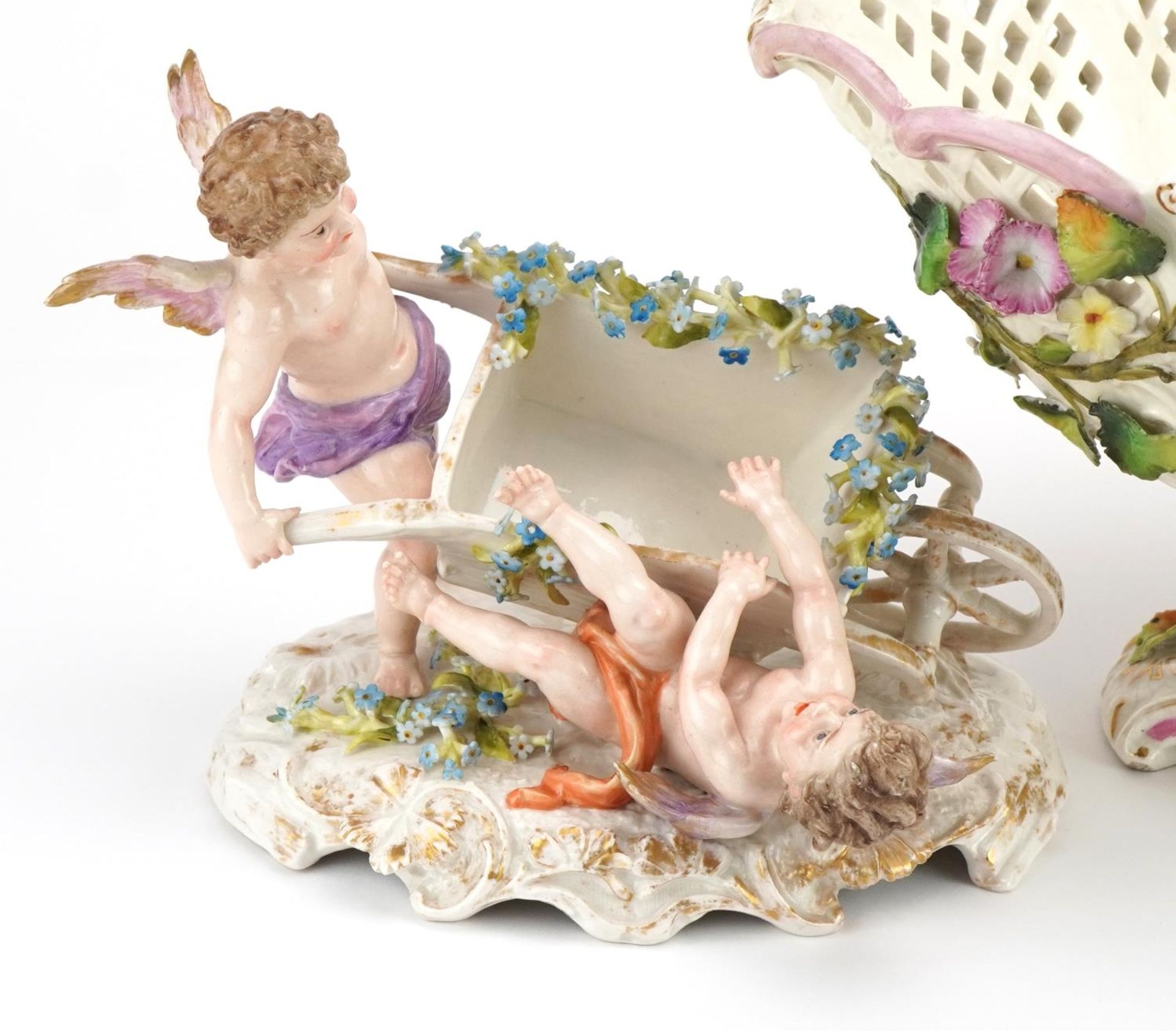 German floral encrusted porcelain including a centrepiece and four footed basket with Putti, the - Bild 2 aus 6