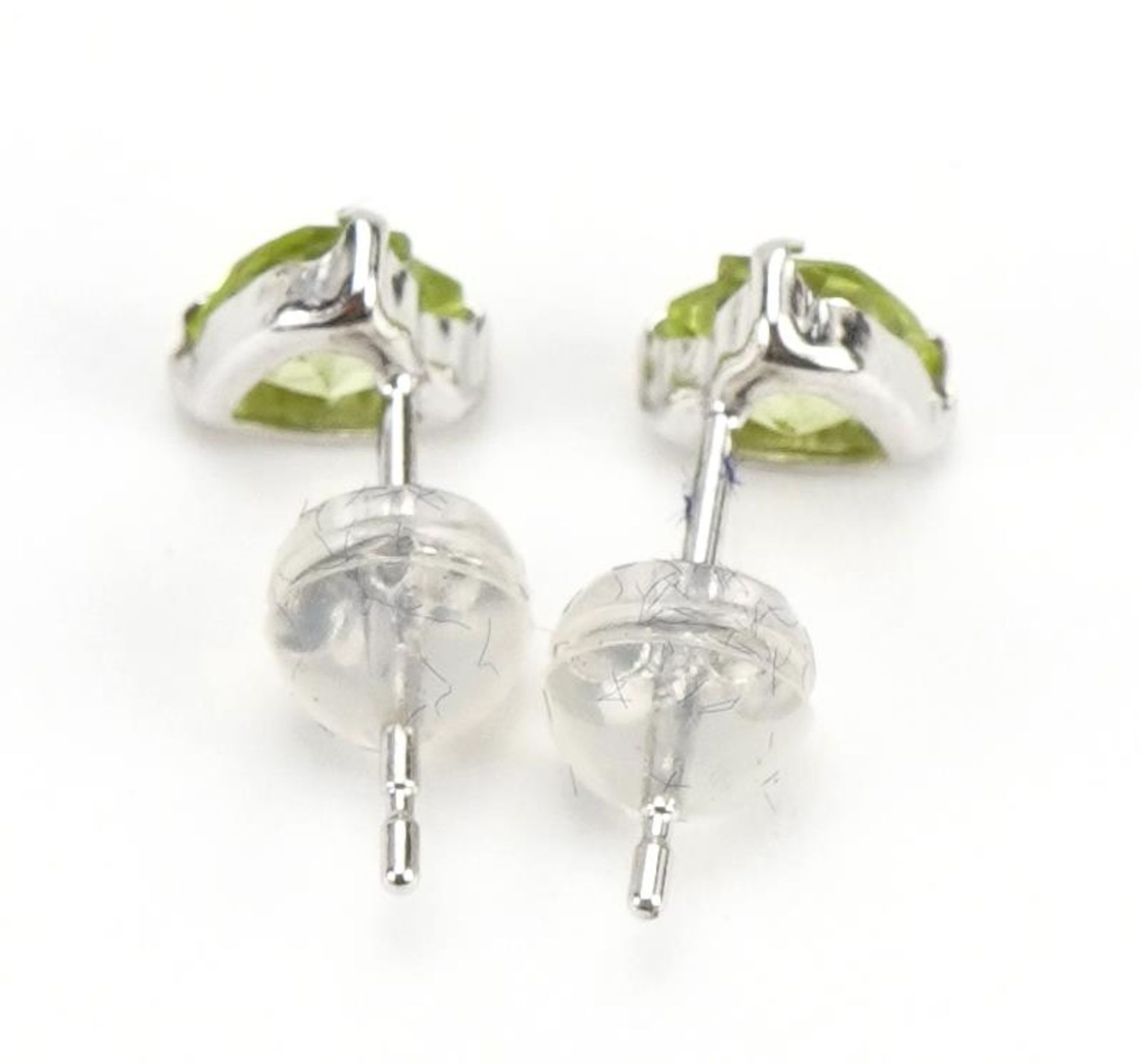 Pair of 18ct white gold peridot love heart stud earrings, 5mm high, 0.4g - Image 2 of 3