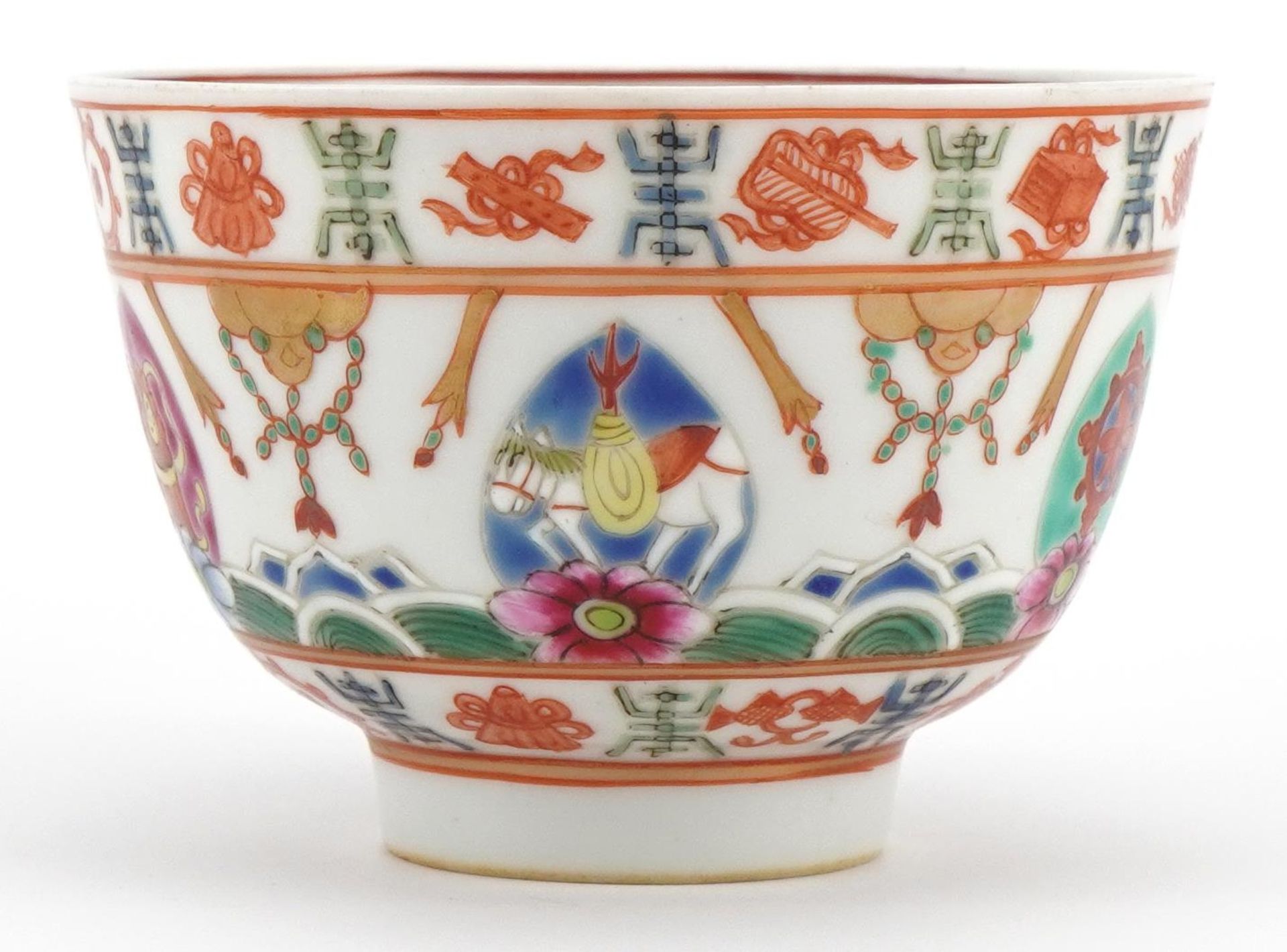 Chinese porcelain tea bowl hand painted in the famille rose palette with figures and emblems, iron - Bild 2 aus 4
