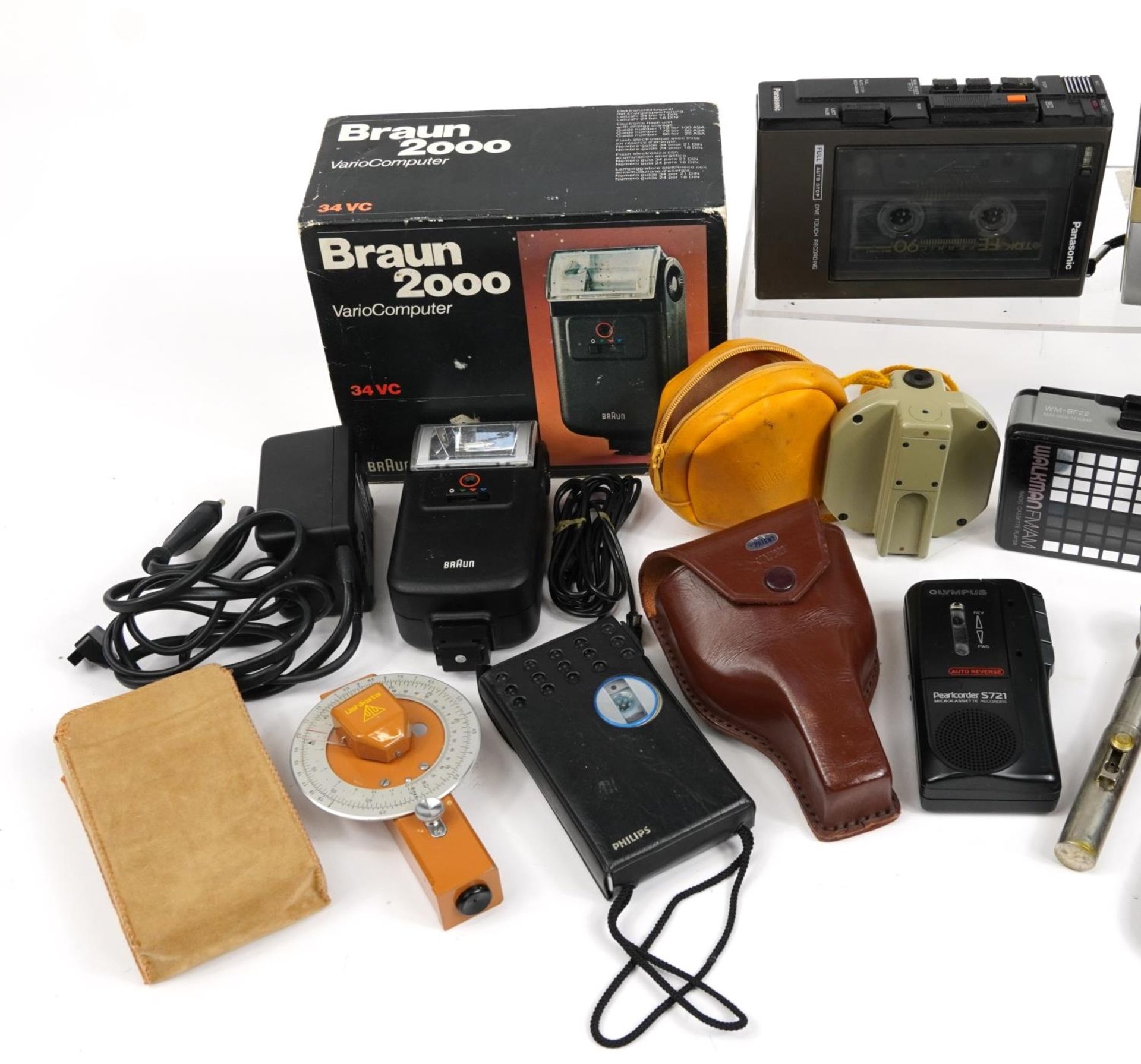 Vintage electricals including Sony Walkman and Braun 2000 Variocomputer - Bild 2 aus 3