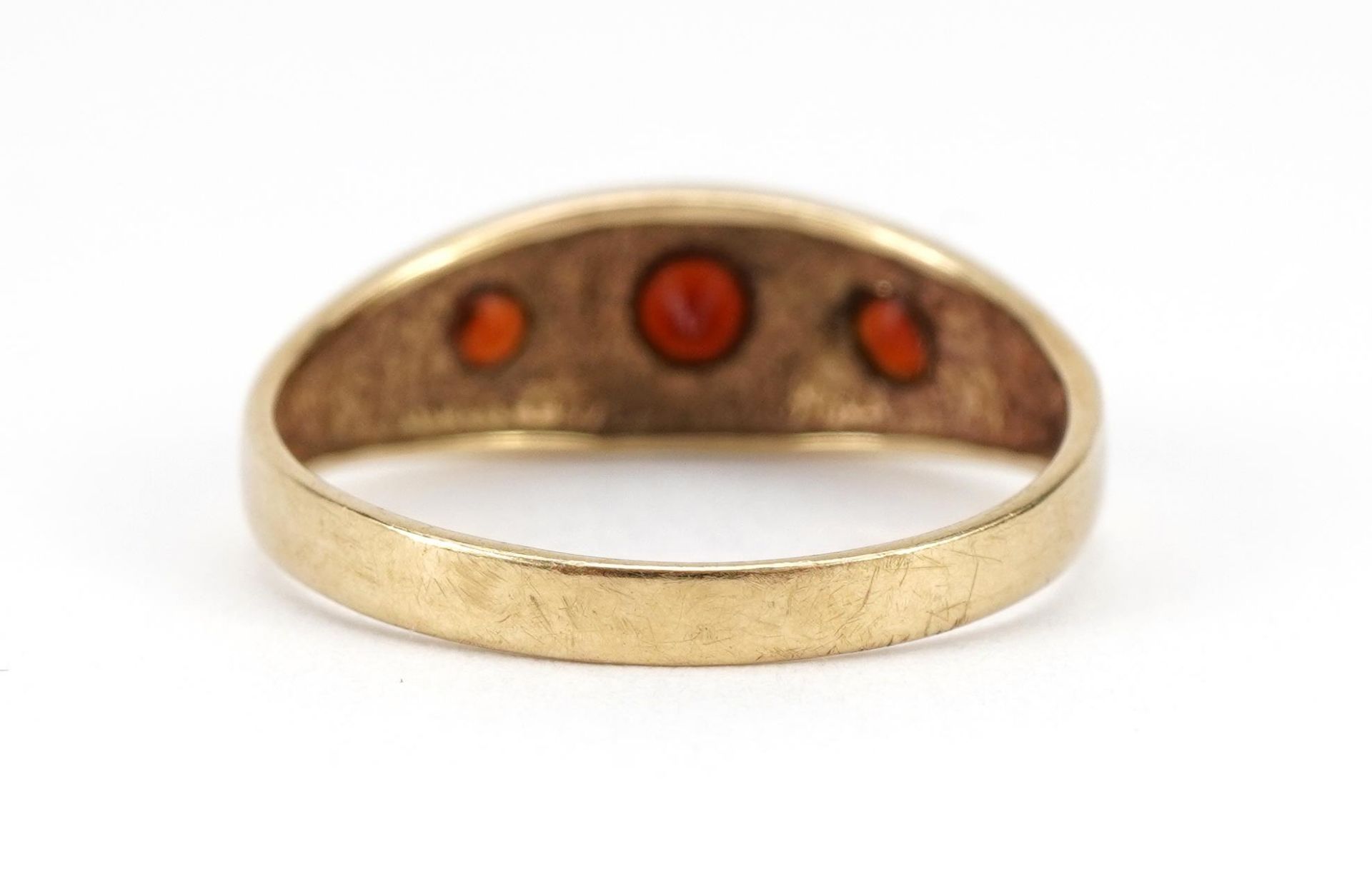 9ct gold garnet three stone Gypsy ring, size Q, 2.2g - Bild 2 aus 3